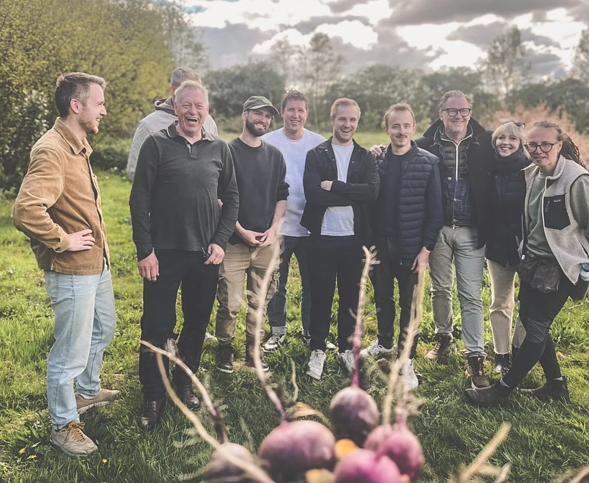 Groep chefs, horecaprofessionals en telers op het veld van De Pret tijdens de eerste Chefs Tour, april 2026.