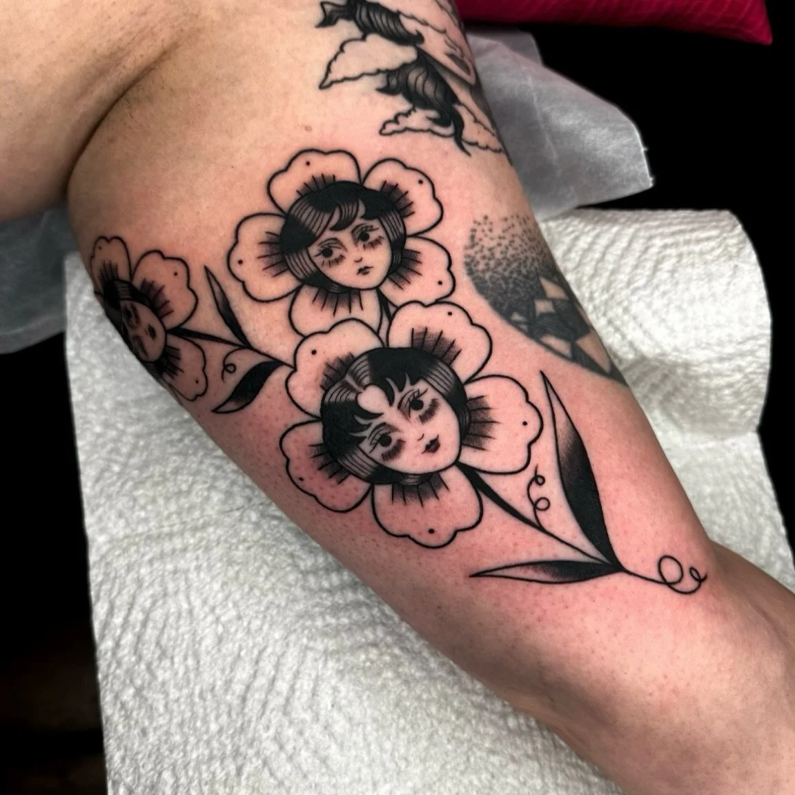 Lady head flowers for Caitlyn 🌼🌼🌼
.
.
.
#femaletattooartist #ladytattooers #georgiatattooartist #northgeorgiatattooartists #romegatattooartist #romegatattoo #downtownromega #romega #calhounga #kennesaw #atlantatattooartist
