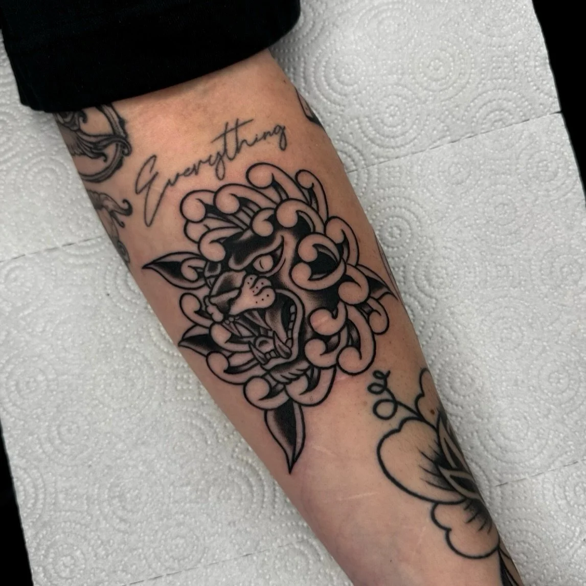 Panther chrysanthemum for Taylor! ❤️&zwj;🔥
.
.
.
#femaletattooartist #ladytattooers #georgiatattooartist #northgeorgiatattooartists #romegatattooartist #romegatattoo #downtownromega #romega #calhounga #kennesaw #atlantatattooartist