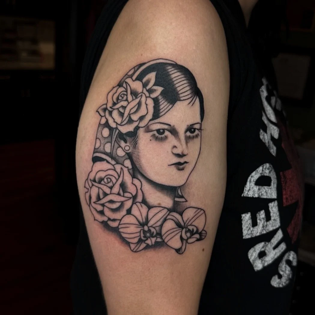 Honored to have tattooed this stylized, traditional, portrait of Johana&rsquo;s grandma! 💛 

Thank you so much for the trust! 🙏🏻
.
.
.
#femaletattooartist #ladytattooers #georgiatattooartist #northgeorgiatattooartists #romegatattooartist #romegata