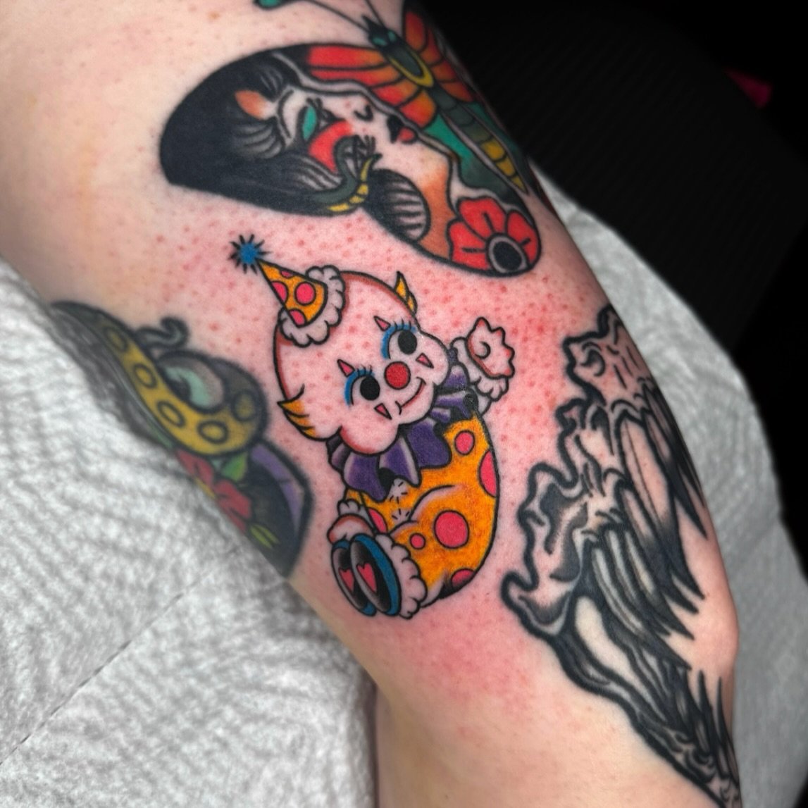 Tiny clown Kewpie for Sarah! 💛
.
.
.
#femaletattooartist #ladytattooers #georgiatattooartist #northgeorgiatattooartists #romegatattooartist #romegatattoo #downtownromega #romega #calhounga #kennesaw #atlantatattooartist