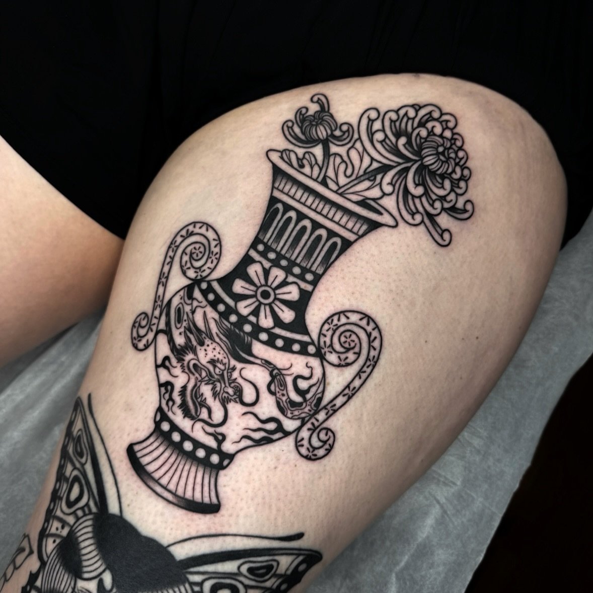 Added a vase to Olivia&rsquo;s leg! More like this plz ❤️&zwj;🔥
.
.
.
#femaletattooartist #ladytattooers #georgiatattooartist #northgeorgiatattooartists #romegatattooartist #romegatattoo #downtownromega #romega #calhounga #kennesaw #atlantatattooart