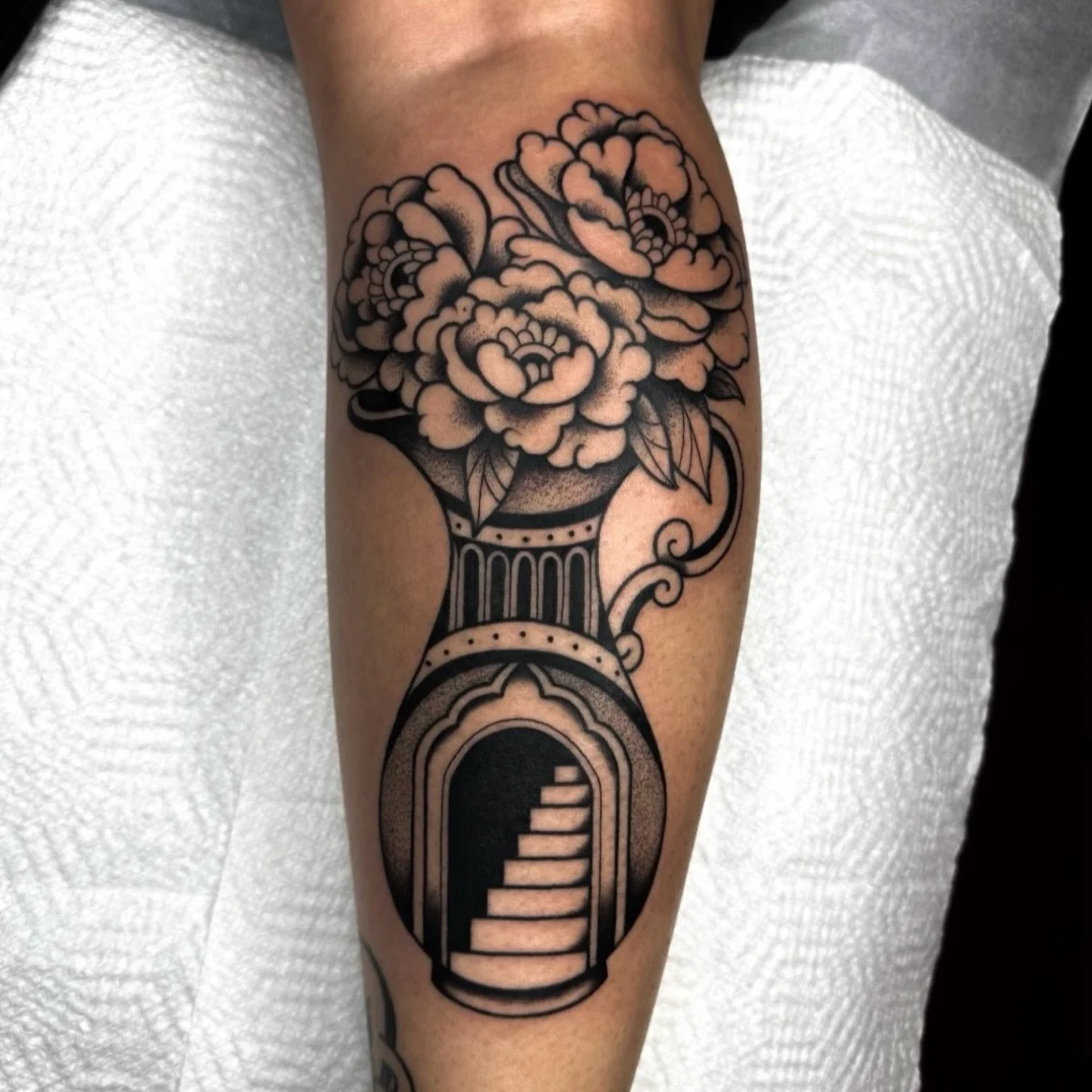 Flower vase for Jazmyn! Thank you so much for such a fun idea. More like this please! 🏺
.
.
.
#femaletattooartist #ladytattooers #georgiatattooartist #northgeorgiatattooartists #romegatattooartist #romegatattoo #downtownromega #romega #calhounga #ke
