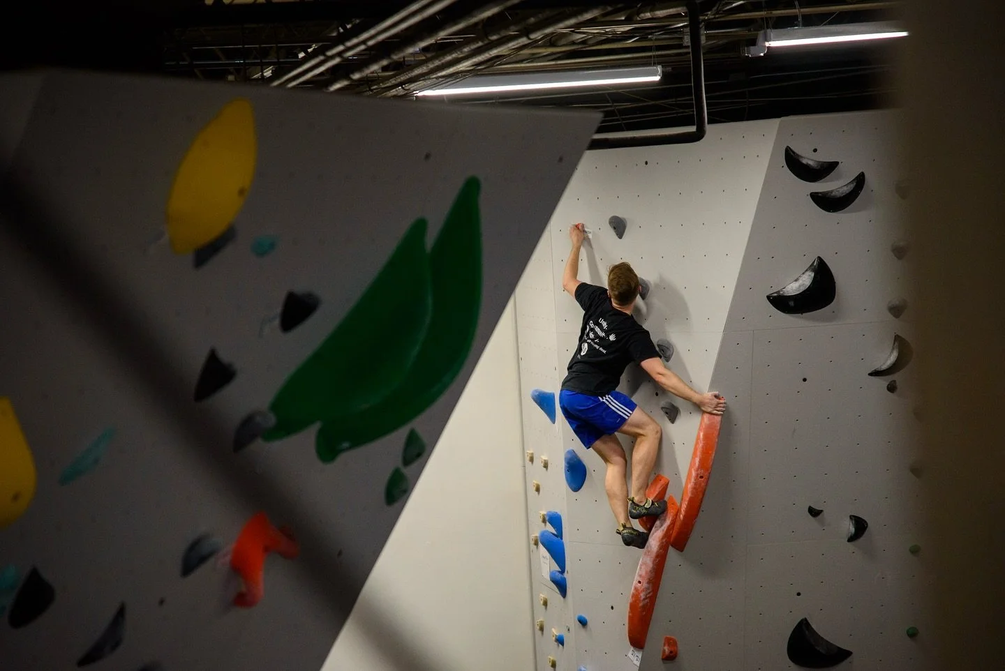 Student discount night THIS FRIDAY 6-10pm! Bring a valid physical or digital student ID for 25% off day passes and rental shoes. High school IDs count too! 👩🏽&zwj;🎓

See you there!!

📸 @milessmiles_2000 

#horizonclimbing #climbhorizon #boulderin