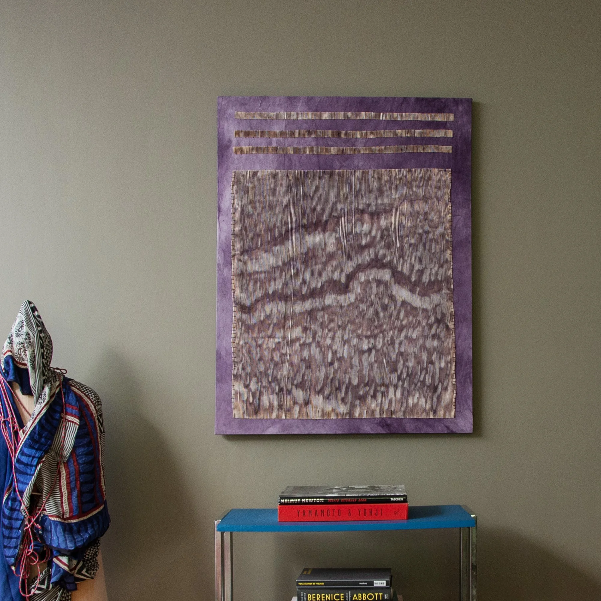 Cuadro morado tela plisada grande con libros medidas web.jpg