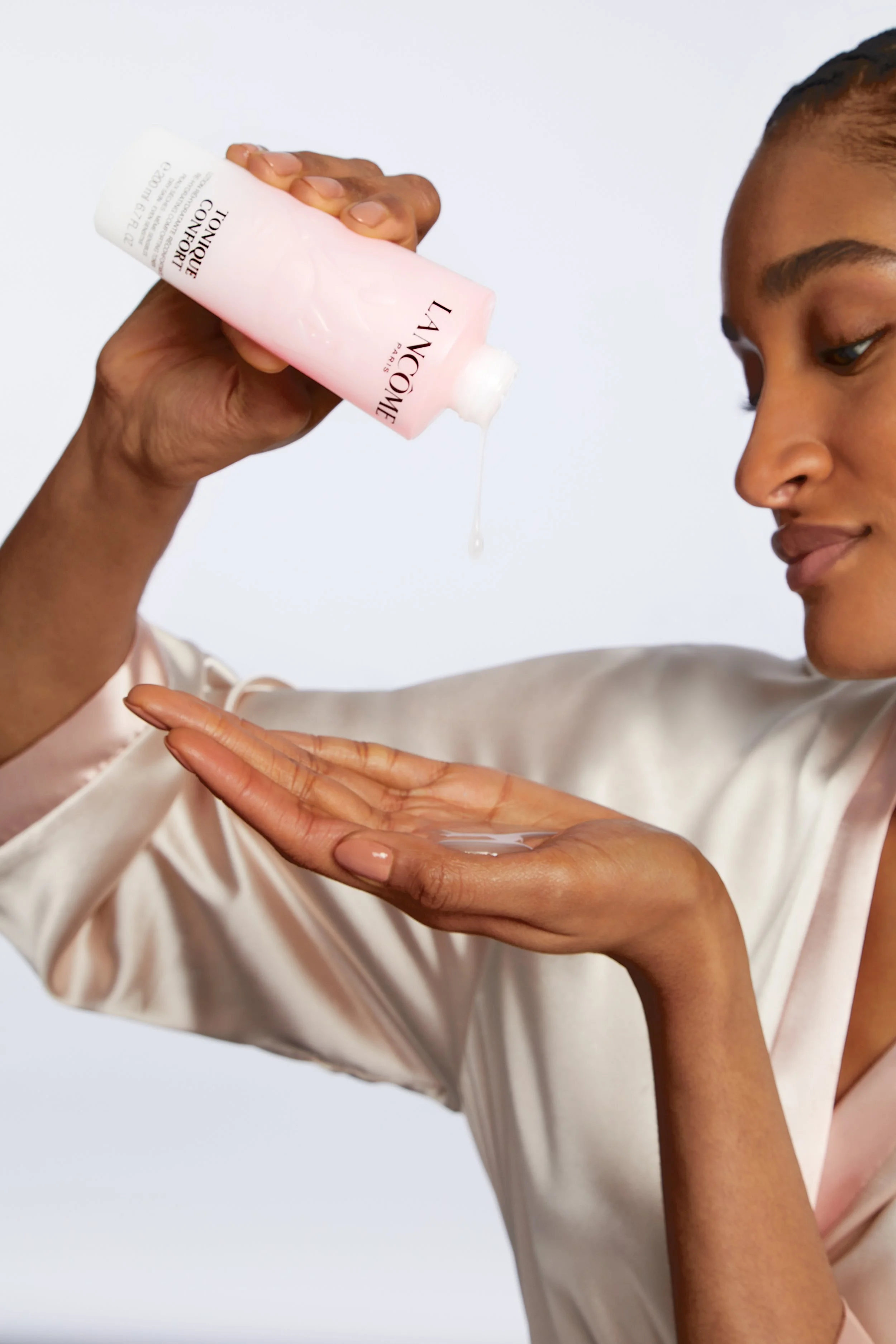 Shot15_LancomeQ1_ToniqueConfort_TextureInHand _Kemle_HZ_0921_v3.jpg