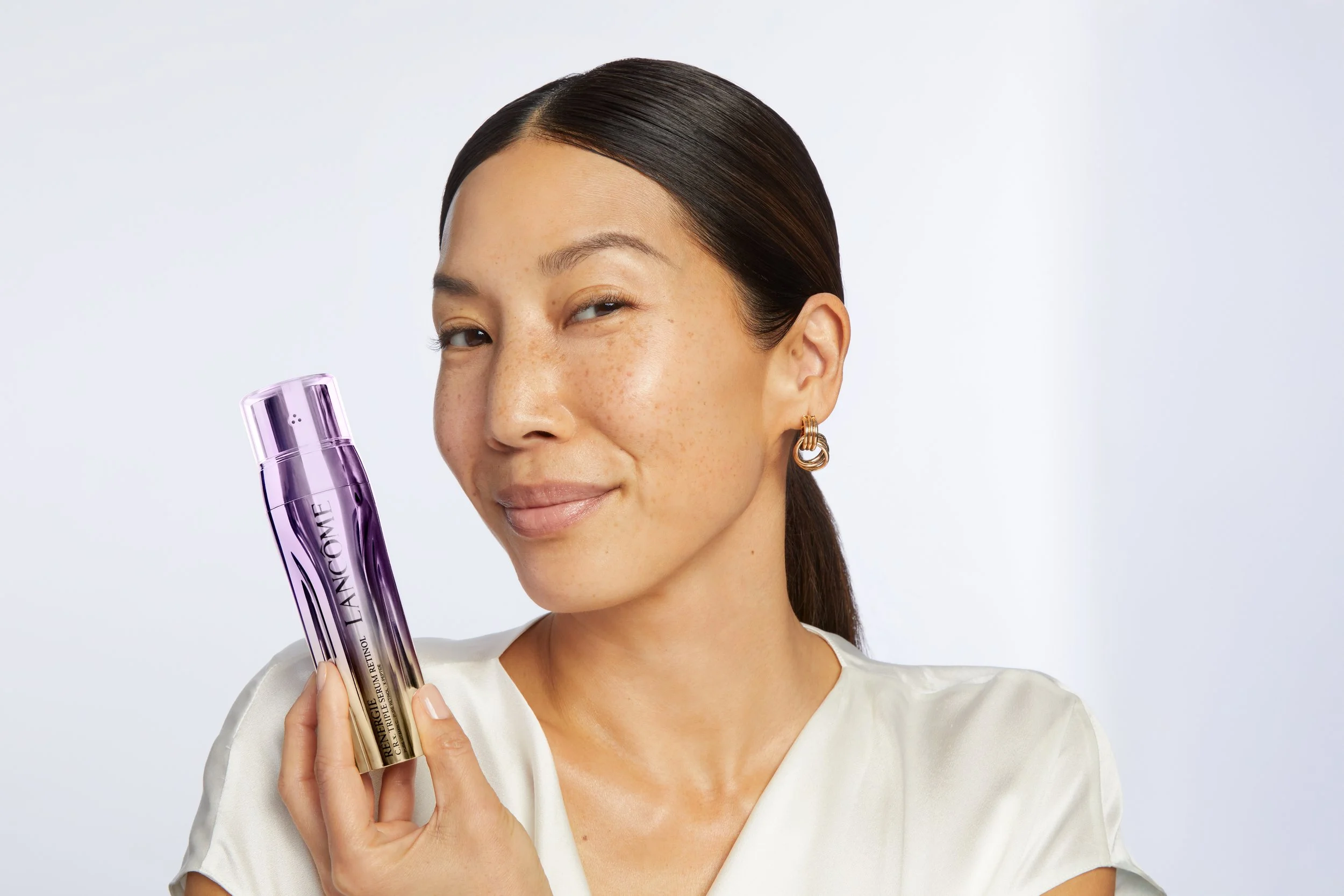 Shot8_LancomeQ1_RGNRetinol_HoldingProduct_Janet_HZ_1708_v4.jpg