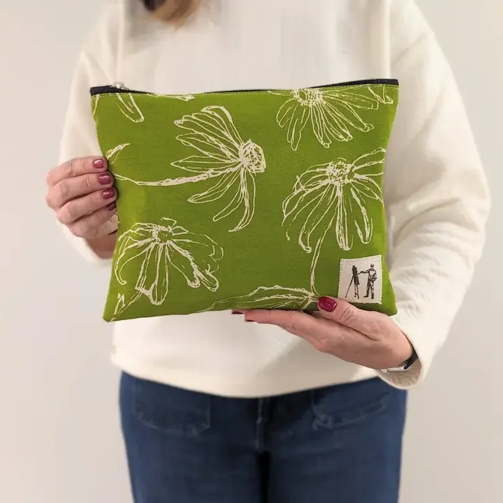 green travel tote.webp