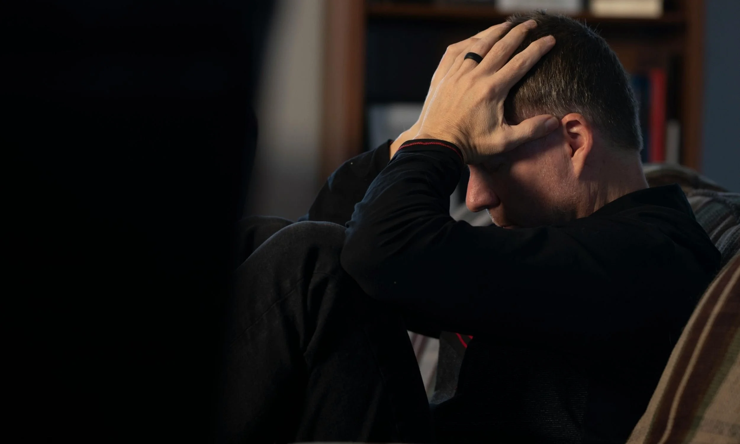 arl situr boginn fram og heldur um höfuðið, mynd sem sýnir mikla streitu og álag.