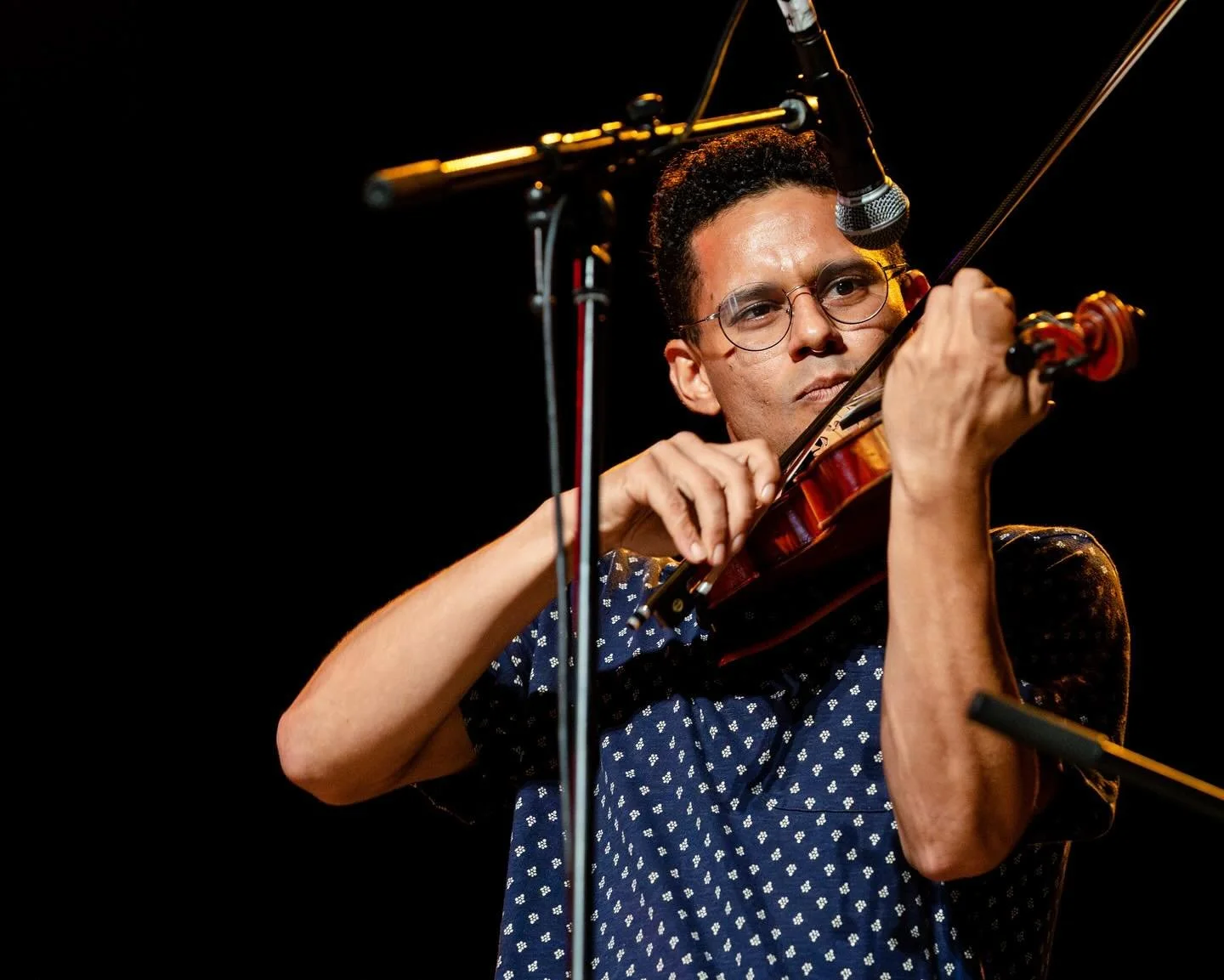 A couple more great pics by @seylpark from @blueridgefiddlecamp. Grateful for this life where I can play, sing and dance, developing those skills to bring myself and others joy. Thanks @caseydriessen and crew for putting this together! Fiddle dreams 
