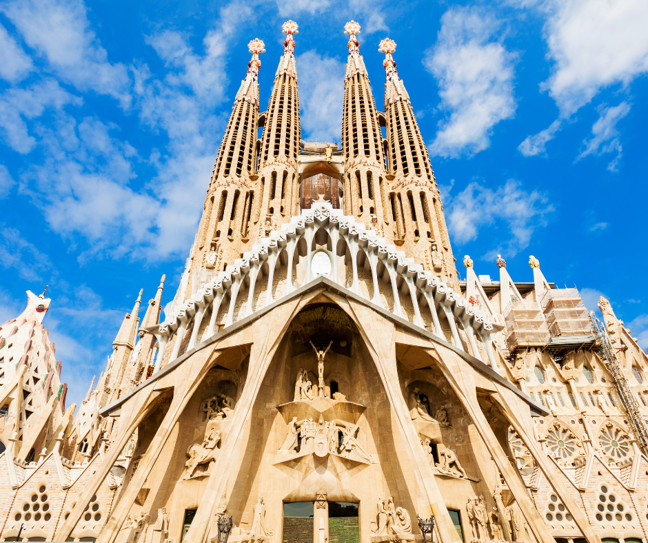 Basilica de la Sagrada Familia by Antoni Gaudí.png