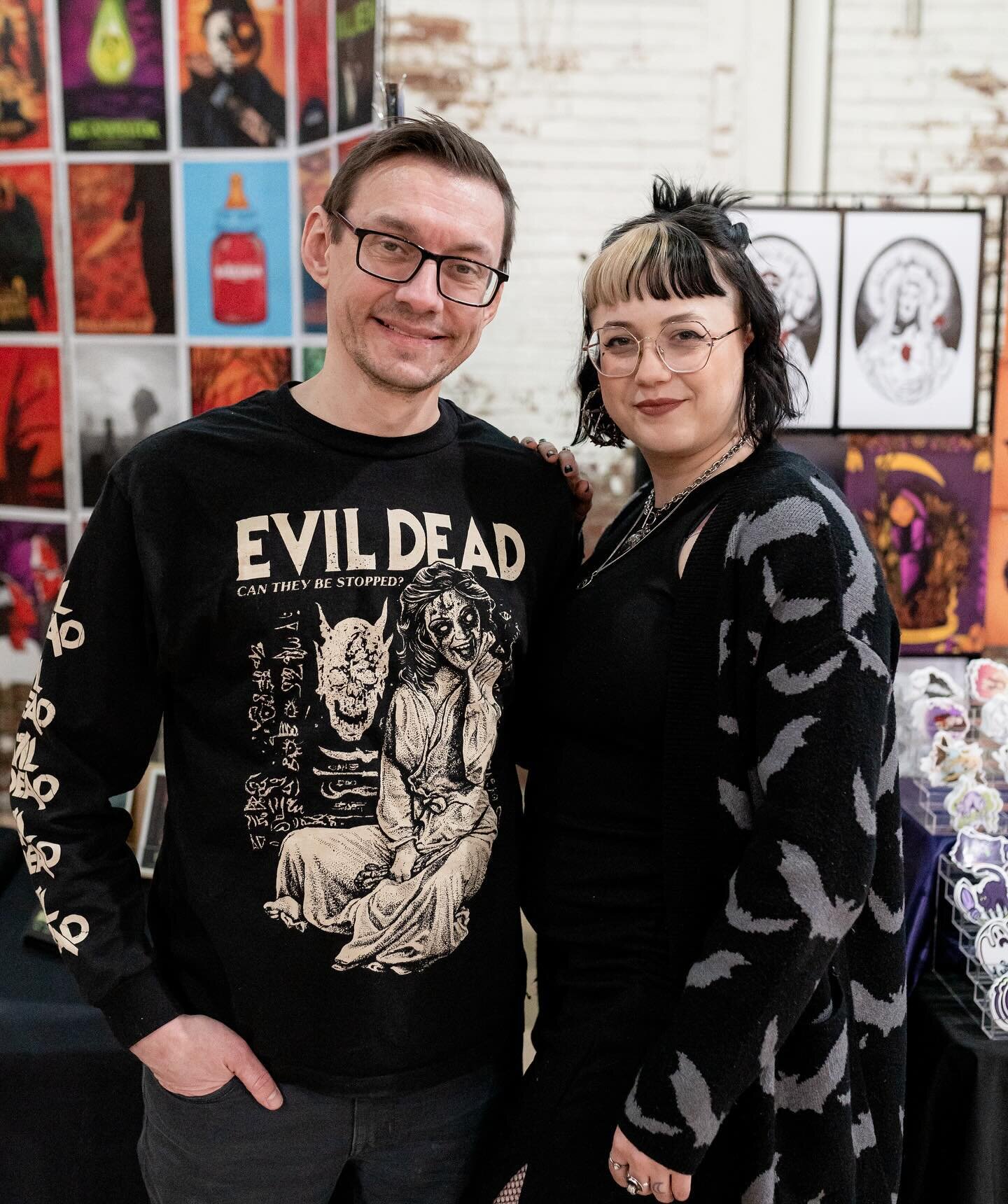 Obsessed with these market photos by @thegreenphotograph from the Tainted Love Market hosted by @altstreetmarket earlier this month! 

Always love the opportunity to have cute pics with my honey 💖🦇
