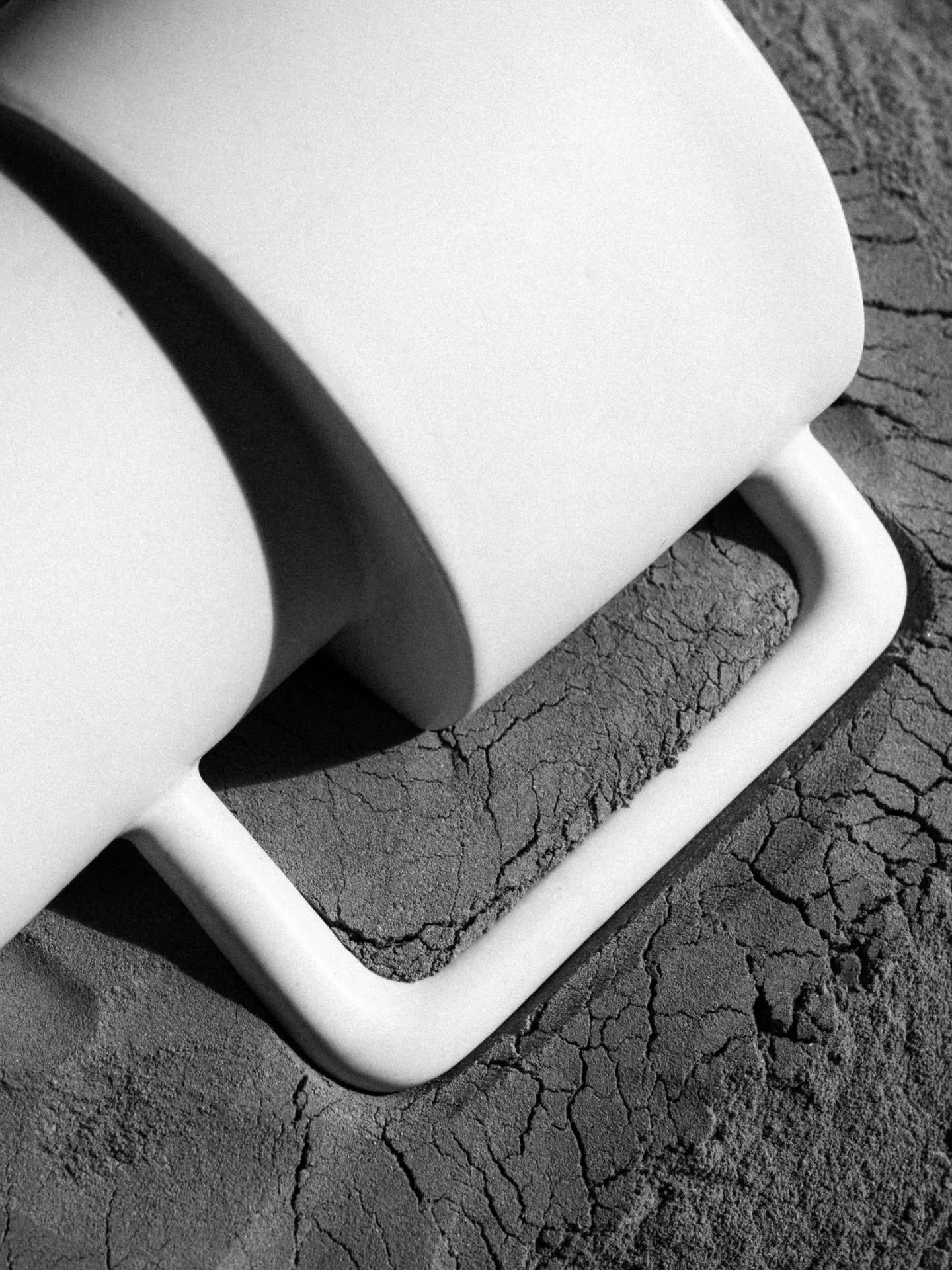 Les courbes et les lignes de la tasse Intervalle 
Sublim&eacute;e par la lumi&egrave;re et la poussi&egrave;re d'argile des landes 🤍
📸 @louis.vizet