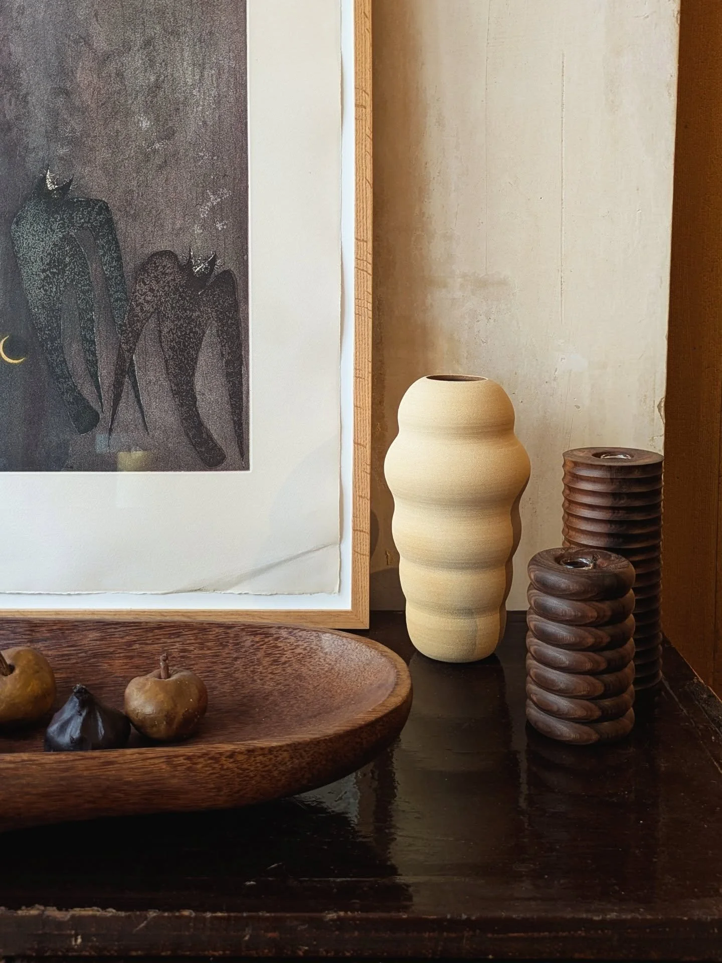 Les ondulations des vases tourn&eacute;s &agrave; la galerie 〰️

Vase en c&eacute;ramique @alisonthirion
Vases en bois par ad_tourne

@karinabocie - 19 rue Camille Sauvageau, Bordeaux.