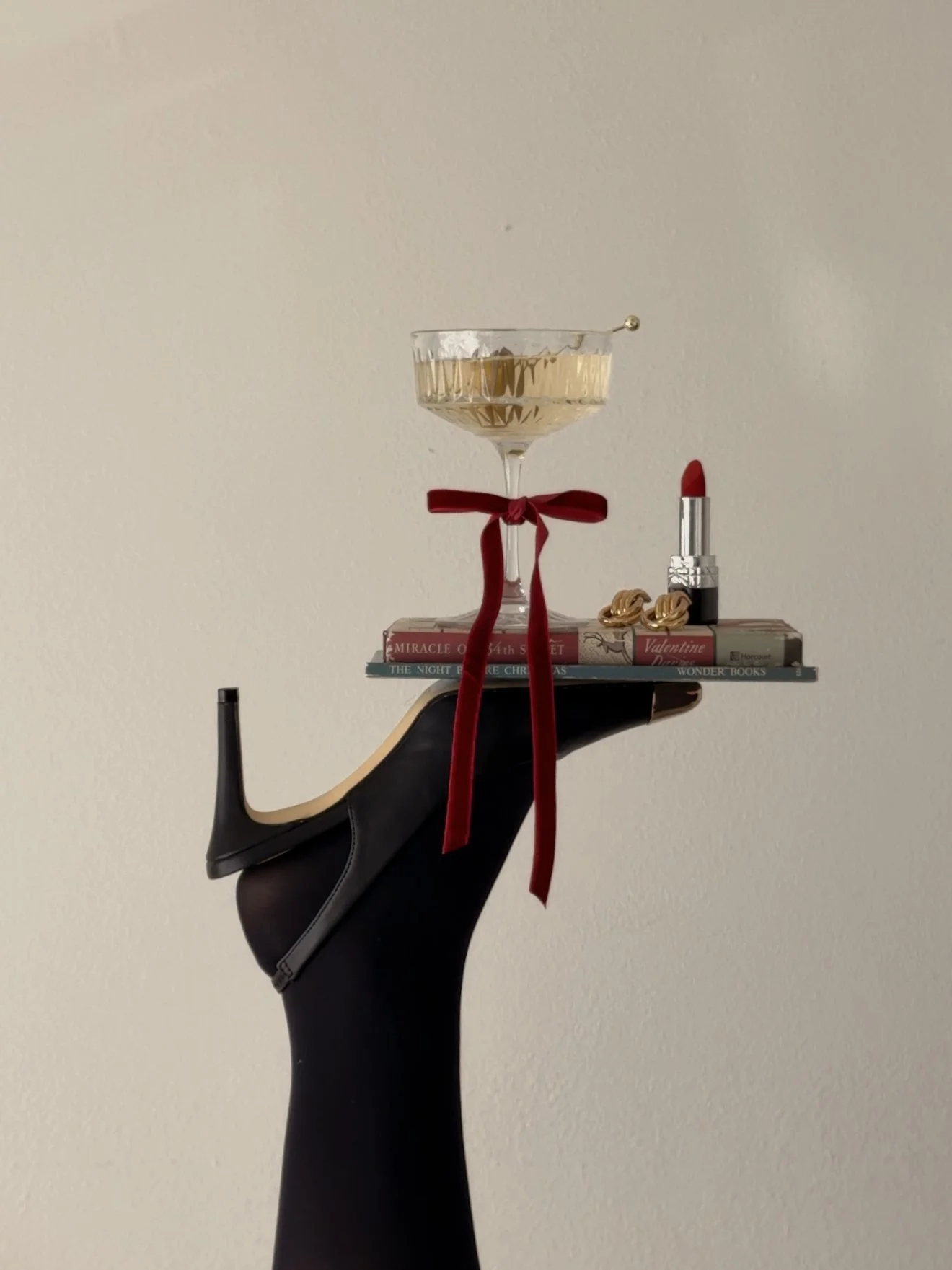 A Pop of Rouge for the Holidays: Simple Details That Make the Season