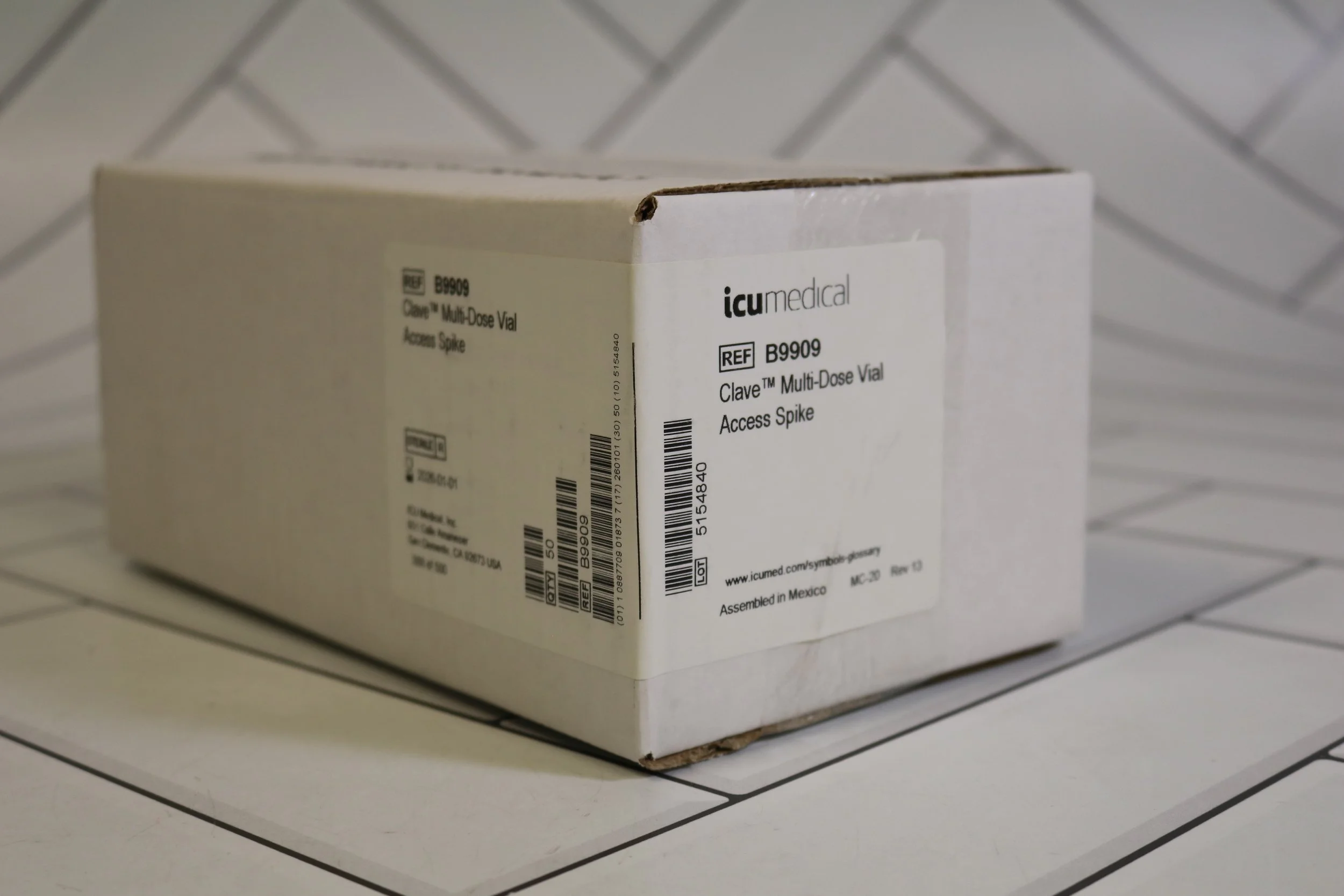 icumedical | B9909 | Box of 50 | Clave Multi-Dose Vial Access Spike