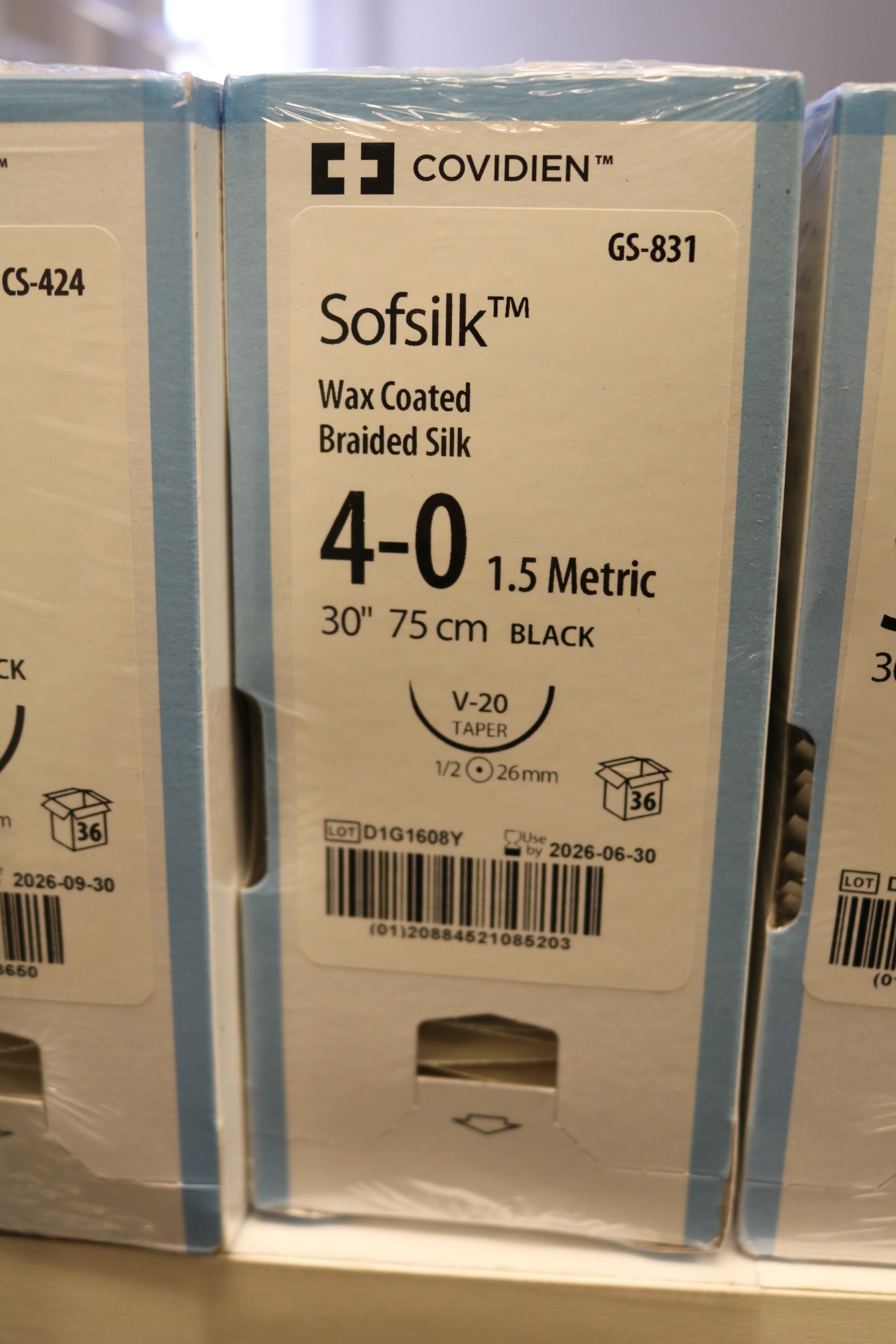 COVIDIEN | GS-831 | PACK of 36/pc | Softsilk Wax Coated Braided Silk 4-0 1.5 Metric 30" 75cm BLACK