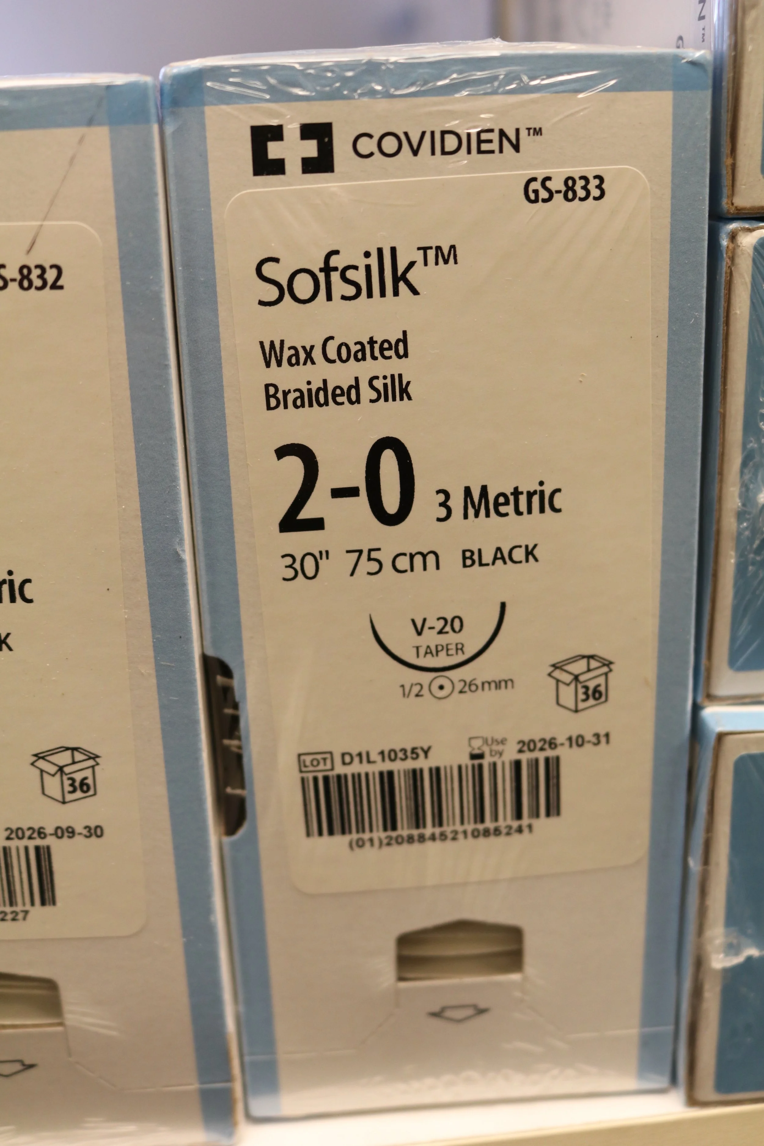 COVIDIEN | GS-833 | PACK of 36/pc | Softsilk Wax Coated Braided Silk 2-0 3 Metric 30" 75cm BLACK