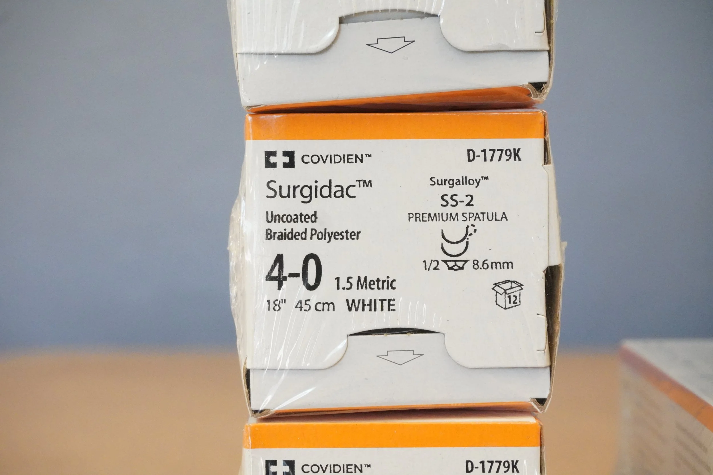 COVIDIEN | D-1779K | PACK of 12/pc | Surgidac Uncoated Braided Polyester 4-0 1.5 Metric 18" 45cm WHITE