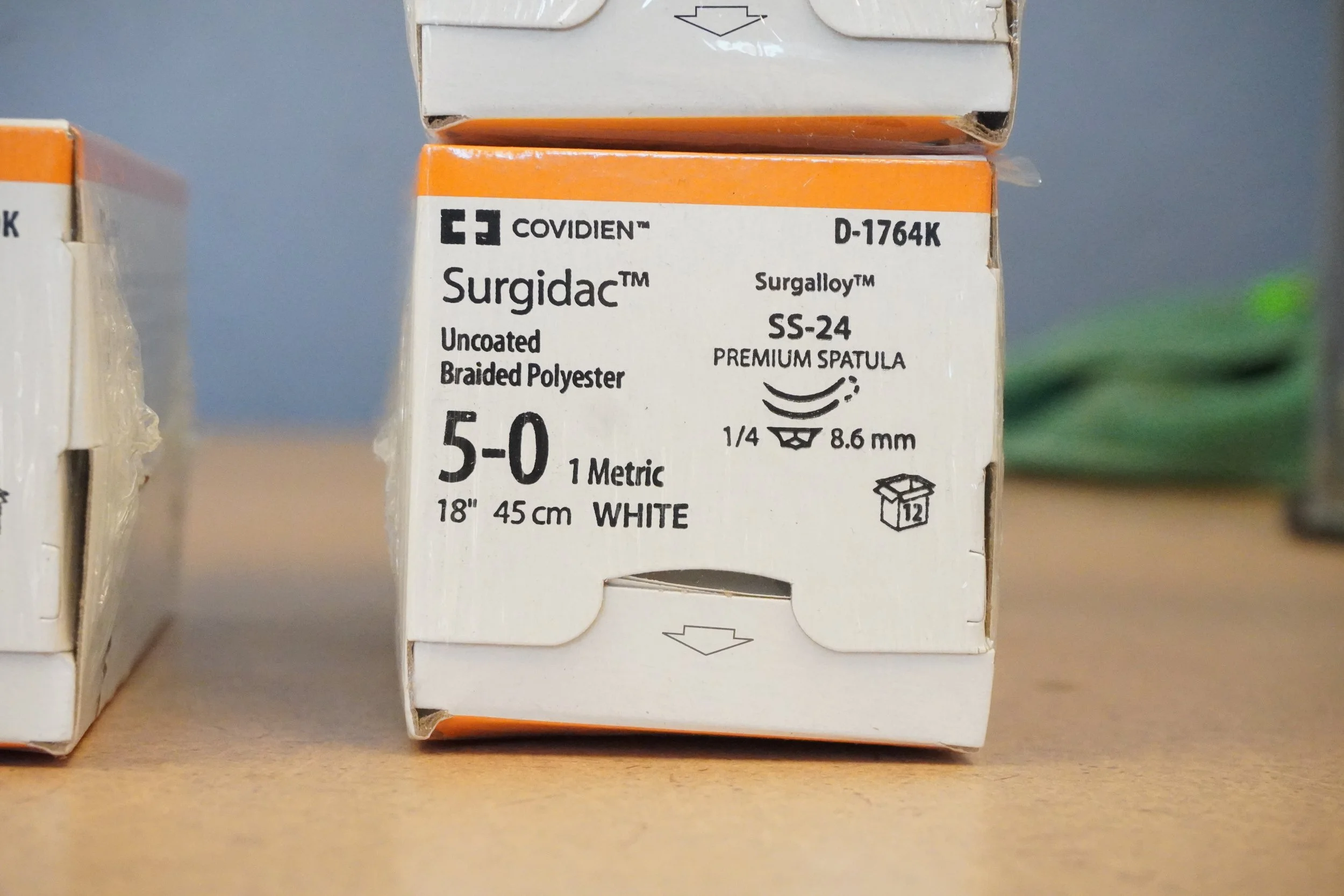 COVIDIEN | D-1764K | PACK of 12/pc | Surgidac Uncoated Braided Polyester 5-0 1 Metric 18" 45cm WHITE