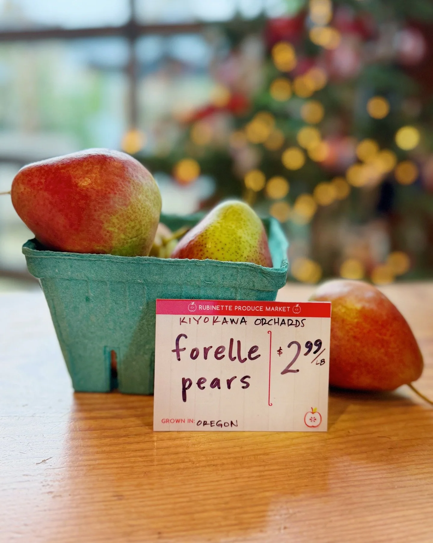 The cutest, sweetest little Forelle pears from our friends @kiyokawafamilyorchards are here. And while we think they&rsquo;re delicious to eat and bake with, we also LOVE to use these as a decorative element around the holidays.

Include them in your