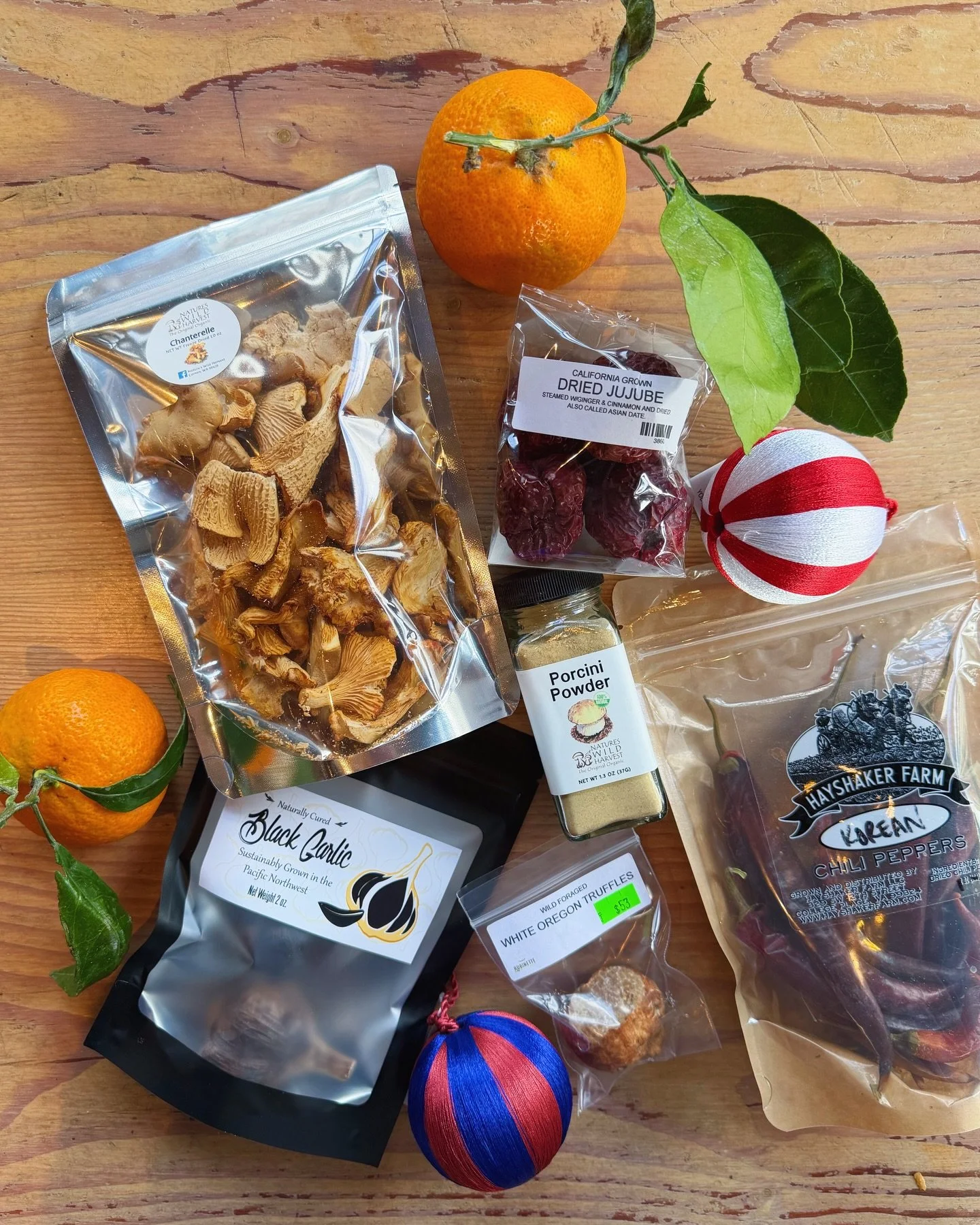 Last minute gifts and stocking stuffers still on your to-do list?

Here&rsquo;s a few ideas for&hellip;

🎁 The Gourmand- Oregon truffles, dried mushrooms and mushroom powders, dried Chili&rsquo;s from @hayshakerfarm, Black garlic from @flat_tack_far