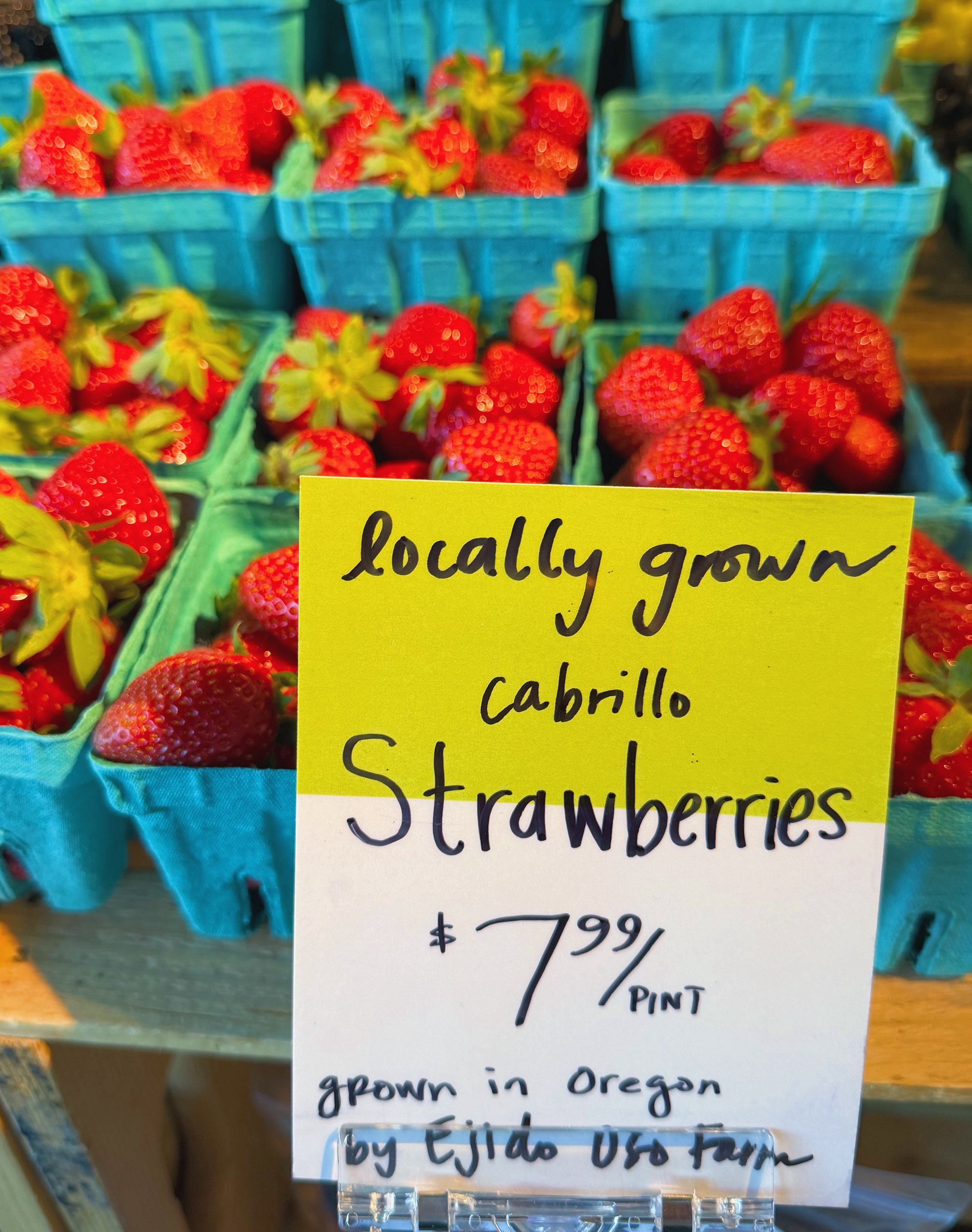 Cabrillo strawberries from @ejido.oso and Sweet Sunrise strawberries from @pablomunozfarms are the satisfyingly sweet options on the rack right now. 

Looking for Hoods? We&rsquo;re expecting a delivery from @hartnellfarms tomorrow (Thursday)!