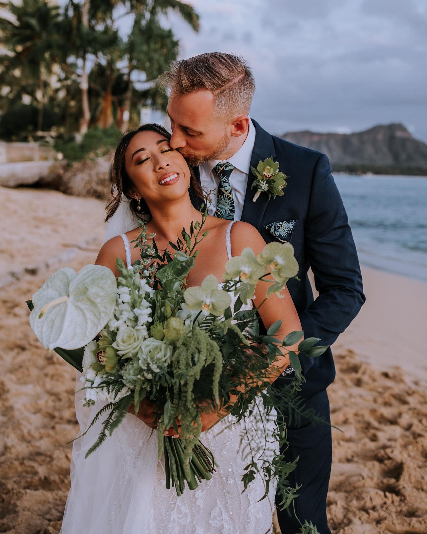 These two 😍😍😍 Absolutely stunning. 

Photographer: @mdee_photo
Planner: @oneandonlyhawaii 

#weddingflorist #weddingflowers #tropicalwedding #hawaiiwedding #oahuwedding #honoluluwedding #oahuflorist #honoluluflorist #waikikiwedding #weddingbouquet
