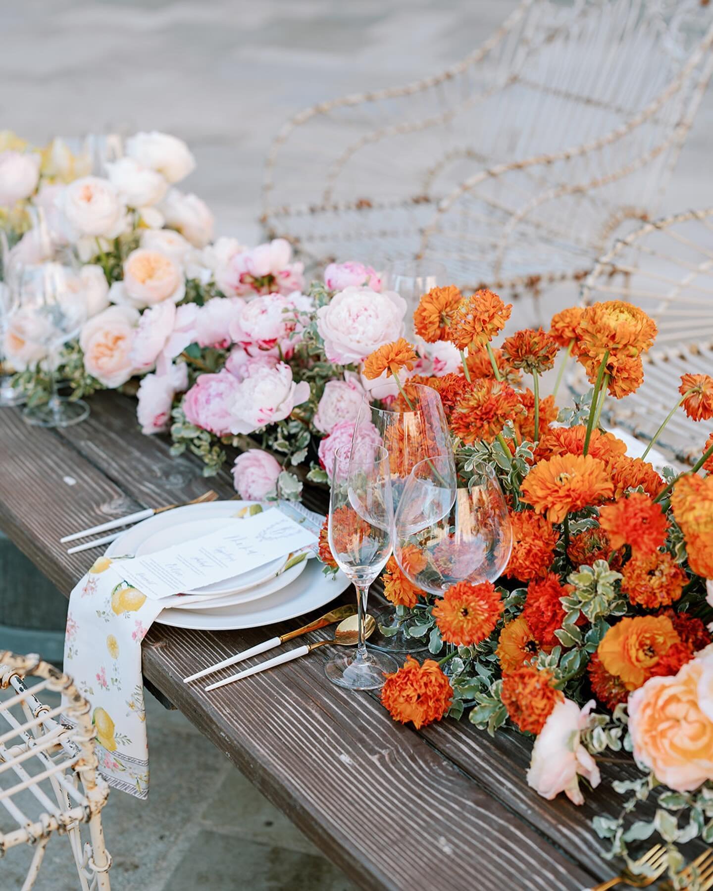 Lush floral tablescape - elegant, fun and flirty! 

Host: @styledshootsacrossamerica 
Planning: @heatherbengeofficial 
Assistant Planners: @alexiawoolumssaa @amodernfete @lacedwithgraceinfo @akbrides
Venue: @sunstonewinery @sunstonevilla 
Hair &amp; 