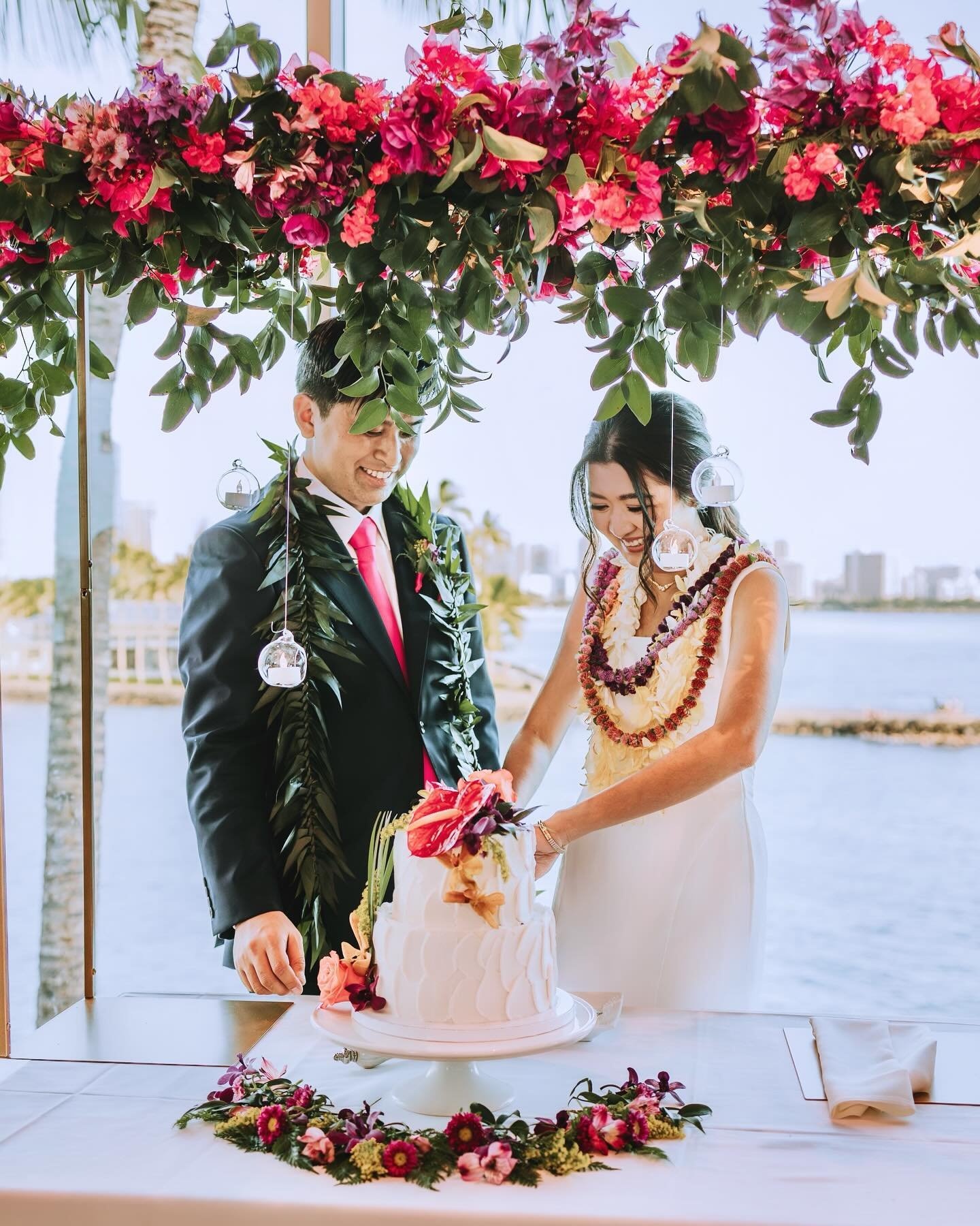 Dress up your wedding cake with flowers for a fun photo moment! 😘

Planner: @oneandonlyhawaii 
Venue: @53bythesea_hawaii 
Photography: @mdee_photo @jjavier.photography 
Cake: @manacakeshawaii 

#weddingreception #weddingtablescape #weddingcakedecor 