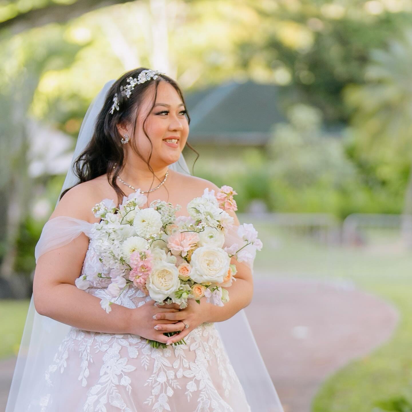 Soft and sweet colors for this whimsical bridal bouquet!

Photographer: @dreamfxmedia 
Planner: @tropicalmoonevents 
Venue: @waimeavalleyoahu 

#honoluluflorist #oahuflorist #waikikiflorist #hawaiiflorist #luxuryflorist #hawaiiweddingflorist #hawaiiw