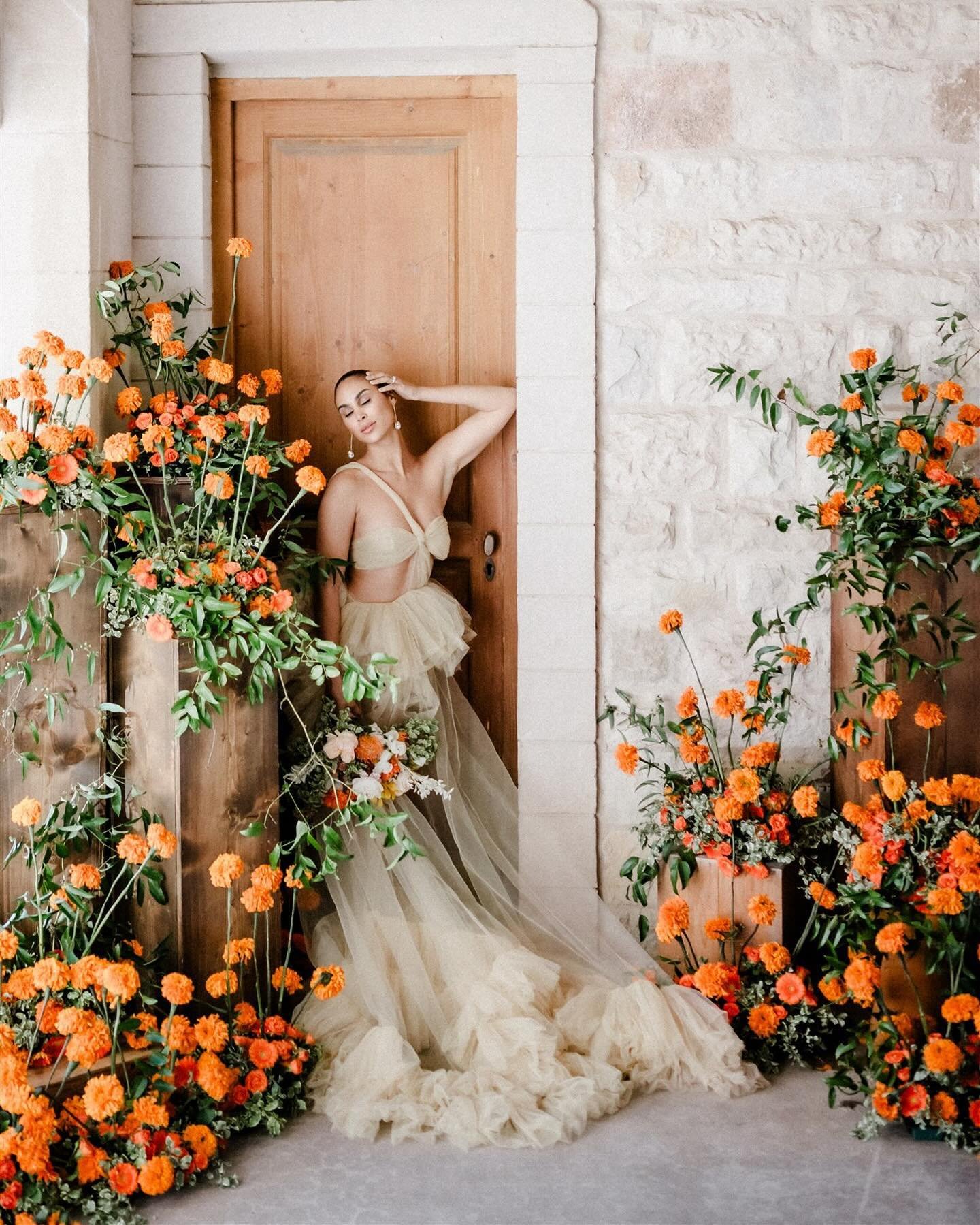 Loved how bold and bright this marigold installation turned out! Sometimes simplicity is all you need 🧡

Host: @styledshootsacrossamerica 
Planning: @heatherbengeofficial 
Assistant Planners: @alexiawoolumssaa @amodernfete @lacedwithgraceinfo @akbri