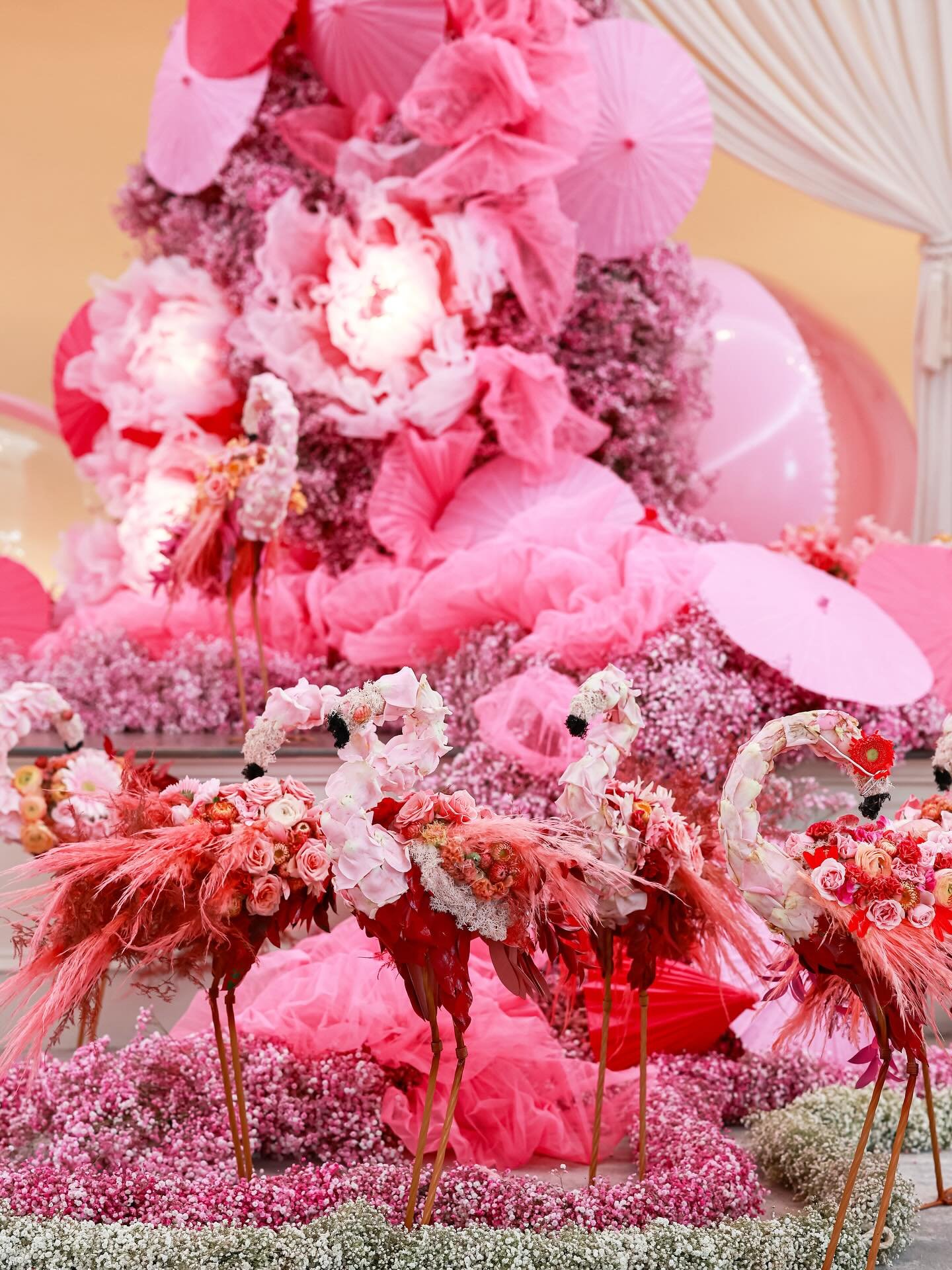 Summer is here and what could be better than this PINK flamingo flower party?! So much fun being a part of this whimsical installation 🌸💕🌸💕

Creative Partners: 
@detailsflowers
@oasisfloralproductsnamerica
@nuagedesignsinc
@jetfreshflowers
@fresh