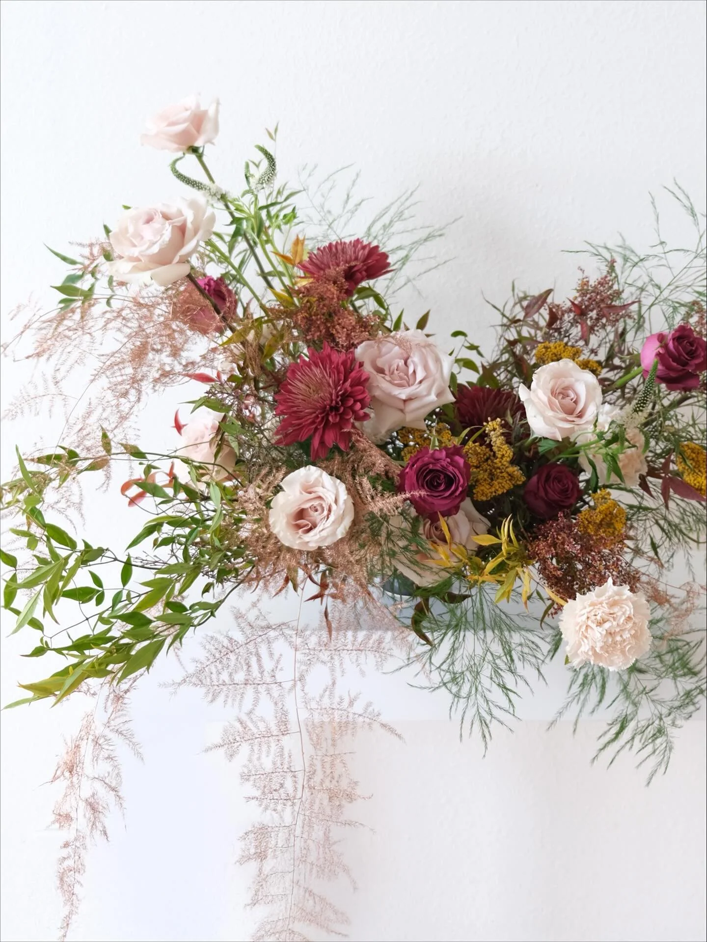 No major seasons here in Hawaii, but this floral arrangement is giving me some autumn vibes 🍁 

#weddingreception #weddingcenterpiece #weddinginspiration #weddingflowers #hawaiiwedding #oahuwedding #honoluluwedding #hawaiiflorist #hawaiiweddingflori