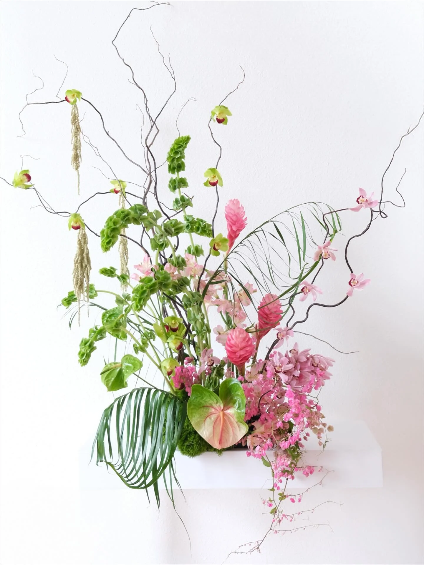 Floral art inspired by&hellip; Wicked! 🧙🌸✨ #mayeshwickedchallenge

A little Elphaba, a little Glinda, and a whole lot of fun! The @wickedmovie soundtrack has been stuck in my head all week 🎶 

Thank you to @mayeshwholesale for continuing to inspir