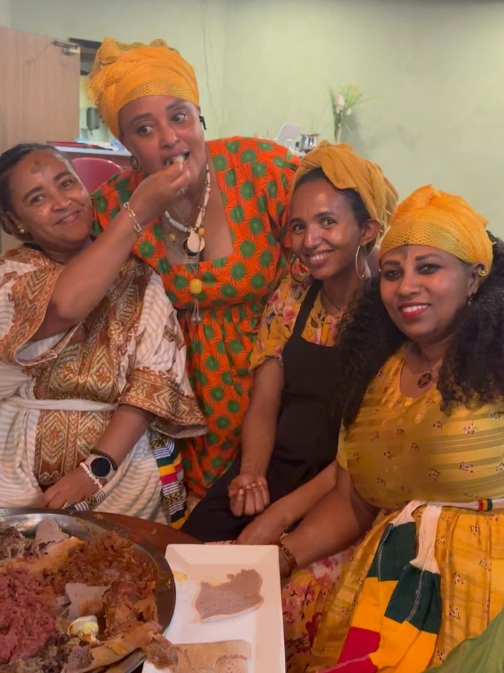 You haven&rsquo;t had a true Ethiopian meal until you&rsquo;ve received or offered #gursha. 

Would you try gursha?? 🤌🏿🤌🏾💕

In Amharic it translates to &ldquo;mouthful&rdquo;. Gursha is the act of feeding someone a small bite using your hand. It