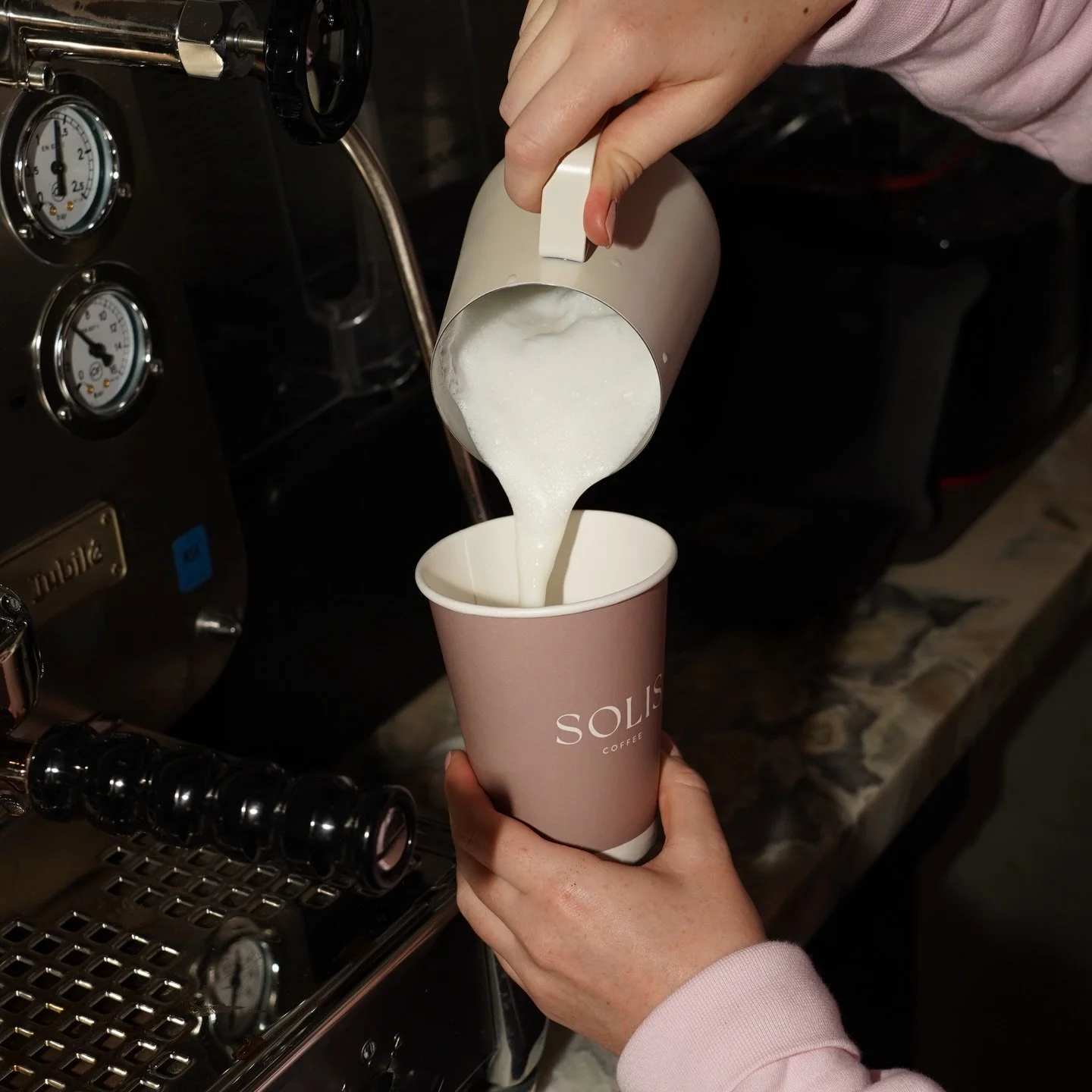 Thick crema. Deep chocolate notes.
A smooth, full-bodied cup, done the Italian way.