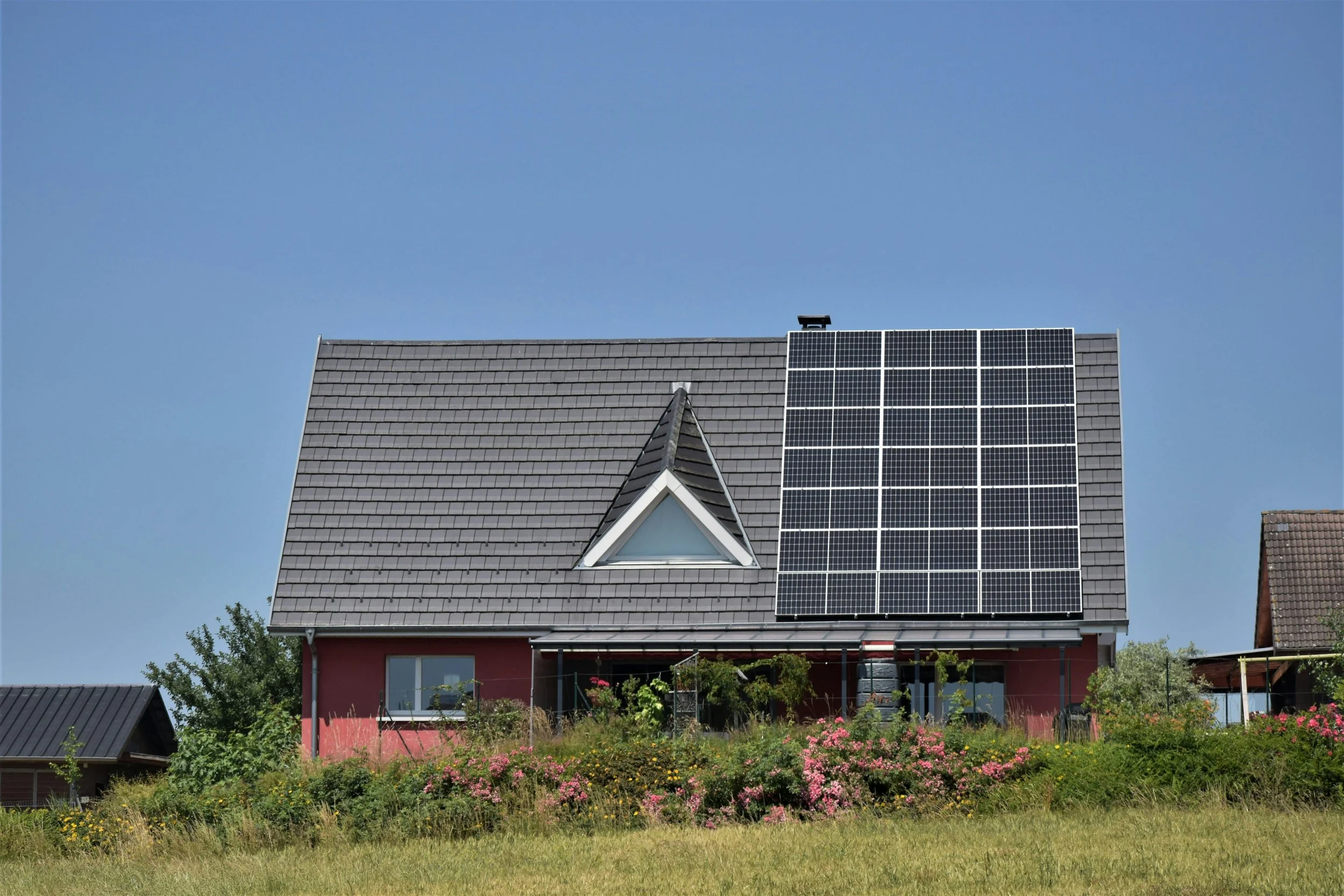 Off-Grid Solar Solutions: Powering Homes and Businesses Without the Grid