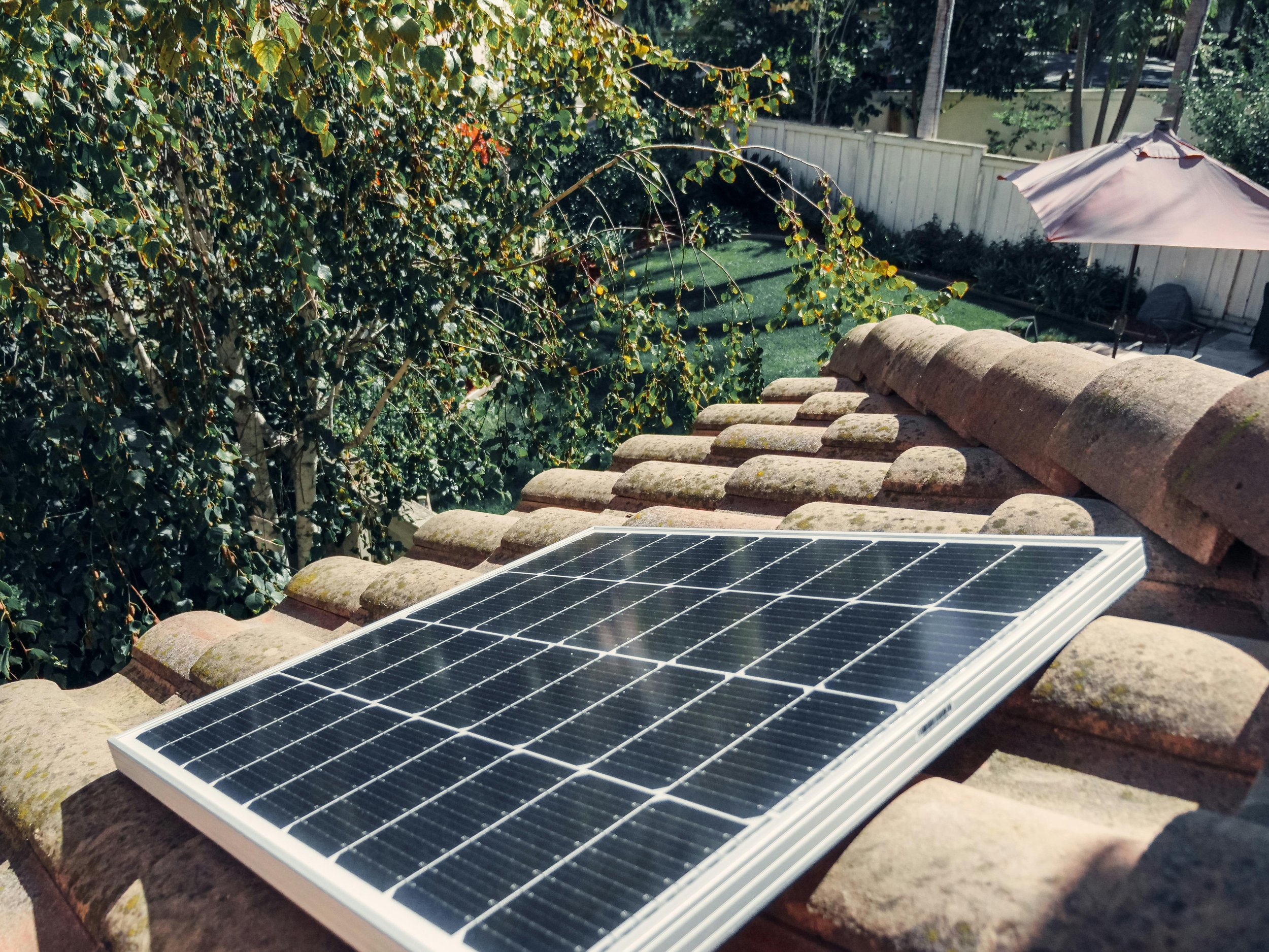 Are Solar Batteries Worth It? Pros, Cons, and Real Savings