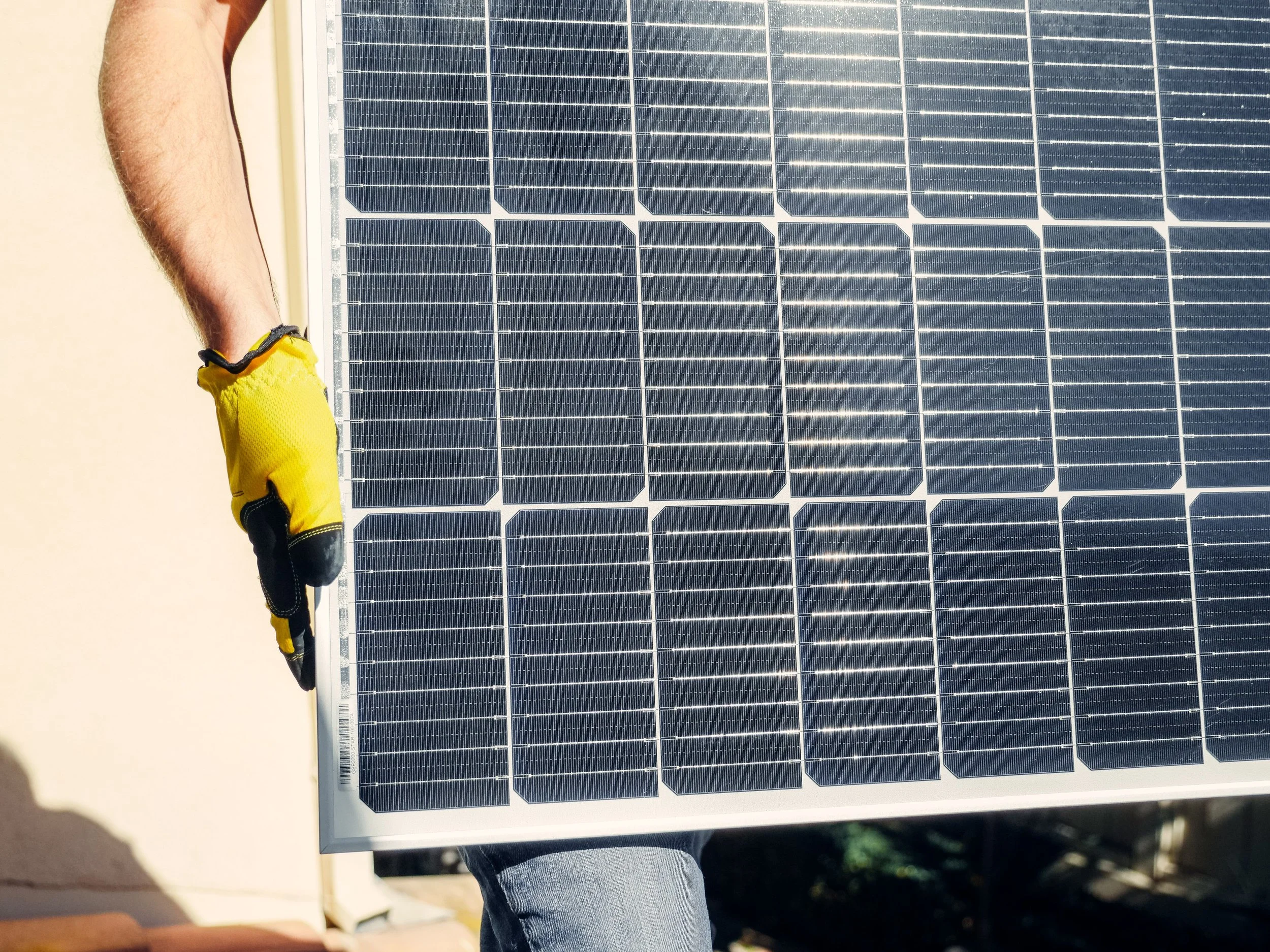 Recycling Solar Panels: New Technologies Solving End-of-Life Challenges