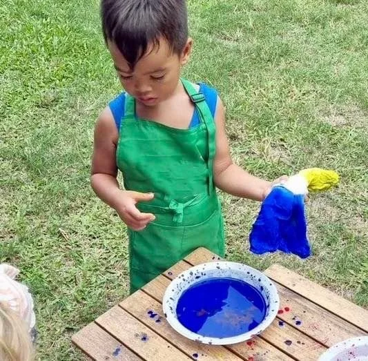 Activité culturelle et créative : réalisation de paréos par les enfants pendant les stages vacances à Fare Anuanua