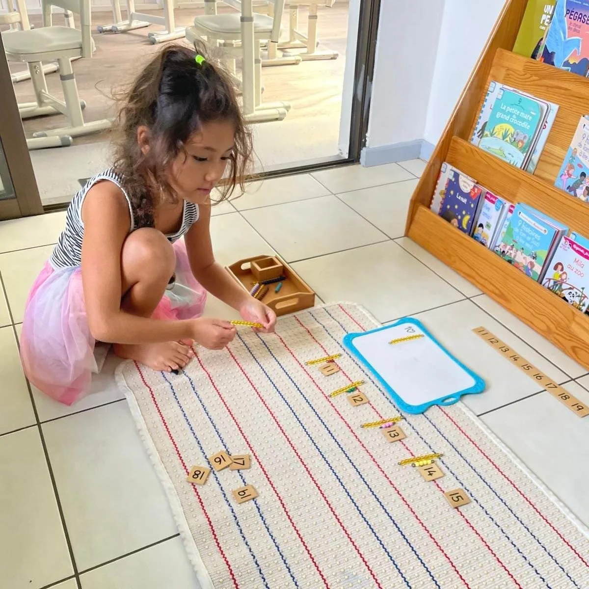 Activité Montessori en mathématiques : élèves utilisant du matériel éducatif pour explorer les concepts mathématiques
