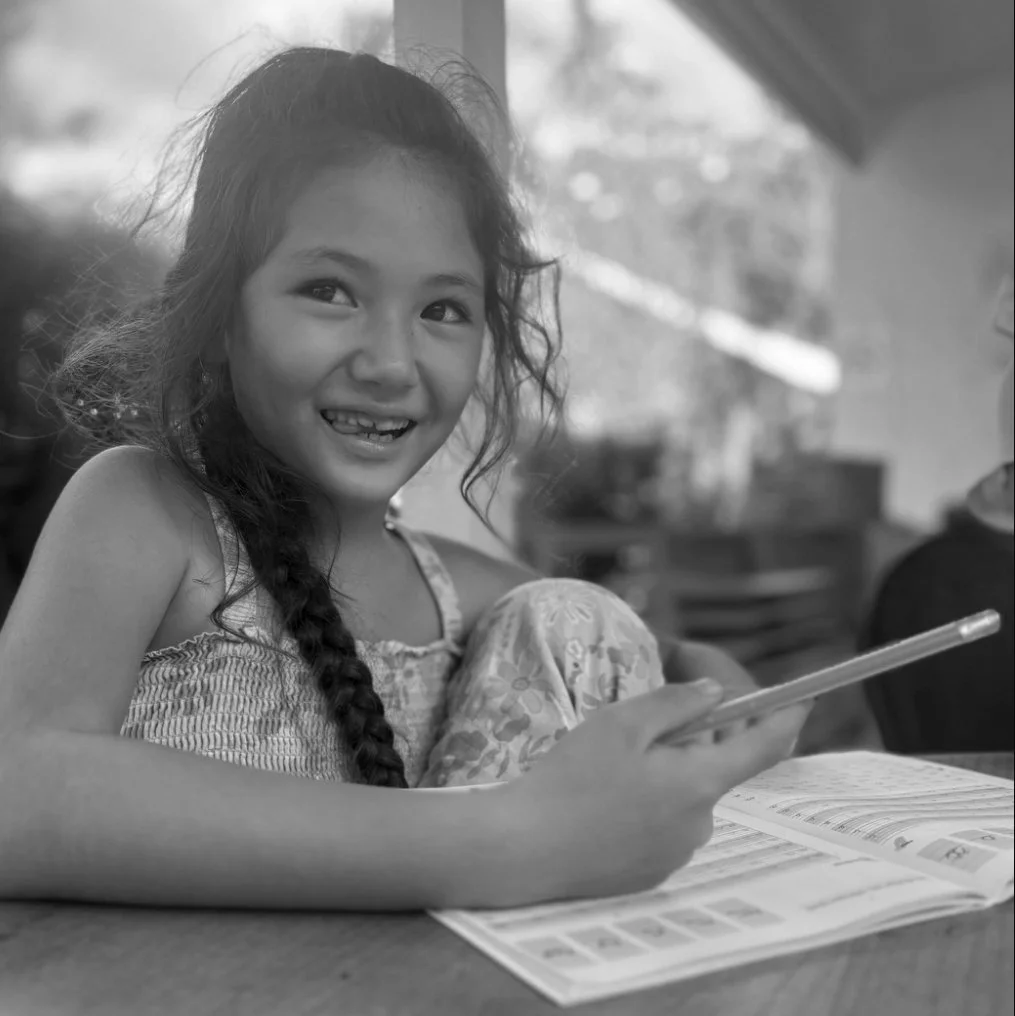 Activité Montessori en élémentaire : un enfant travaille avec le matériel pédagogique à Moorea