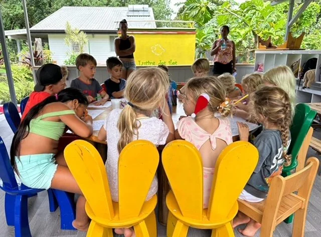 Atelier créatif de coloriage pour les enfants, organisé pendant les stages vacances Montessori à Fare Anuanua