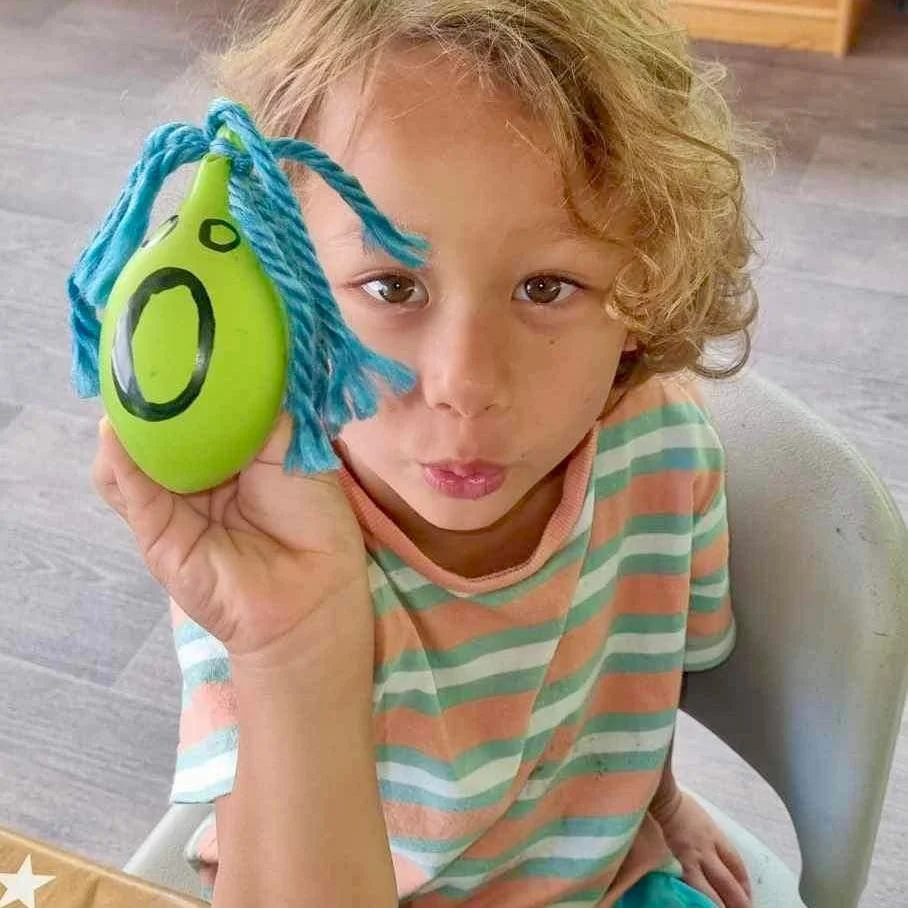 Enfant de l’École Fare Anuanua présentant sa création manuelle dans une activité artistique à Moorea