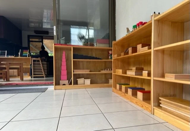 Étagères Montessori avec du matériel pédagogique pour la maternelle à l’École Fare Anuanua