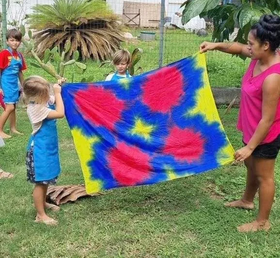 Enfants participant à un atelier de création de paréos pendant les stages vacances à l’École Fare Anuanua à Moorea