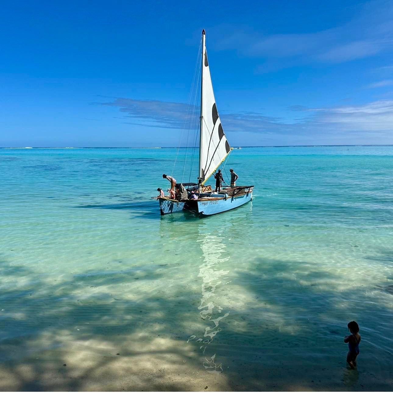 Enfants participant à une sortie en pirogue à voile pendant les stages vacances organisés par l’École Fare Anuanua à Moorea
