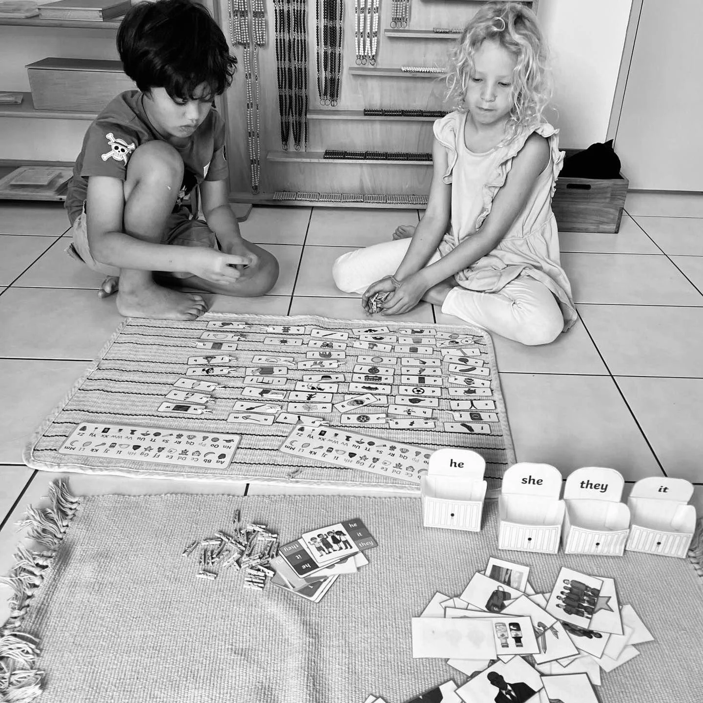 Activité Montessori en anglais : élèves de l’élémentaire développant leurs compétences linguistiques au Fare Anuanua