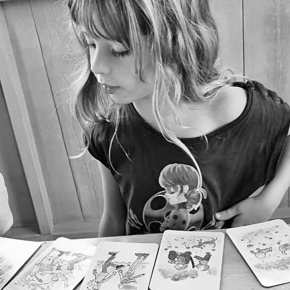 Activité Montessori en élémentaire : un enfant travaille avec le matériel pédagogique à Moorea